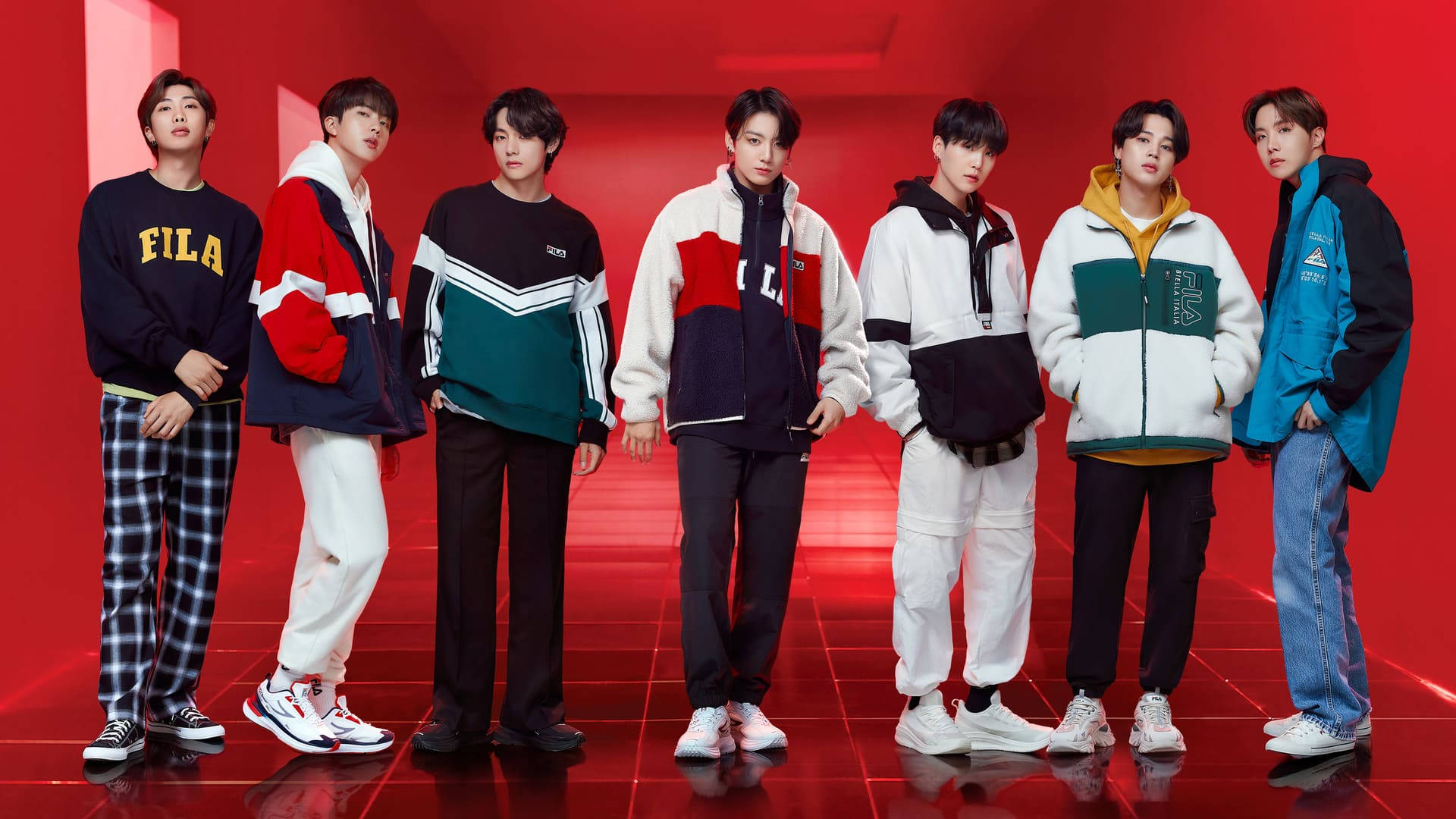 BTS 2021 桌布 壁紙 — 七位時尚年輕男子身穿色彩繽紛的街頭服飾，在帶有反射地板的鮮紅色工作室背景前自信地擺姿勢。
