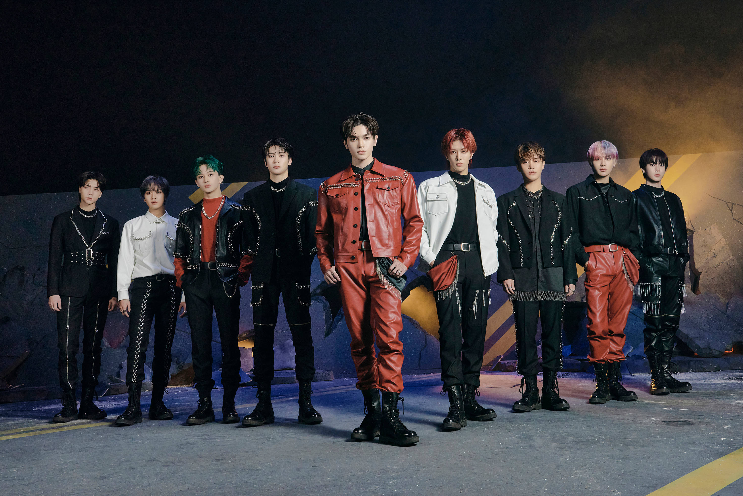 Nct 桌布 壁紙 — 七位時尚男士身穿前衛皮革服裝，在黑暗煙霧背景和戲劇性燈光下自信地站立。