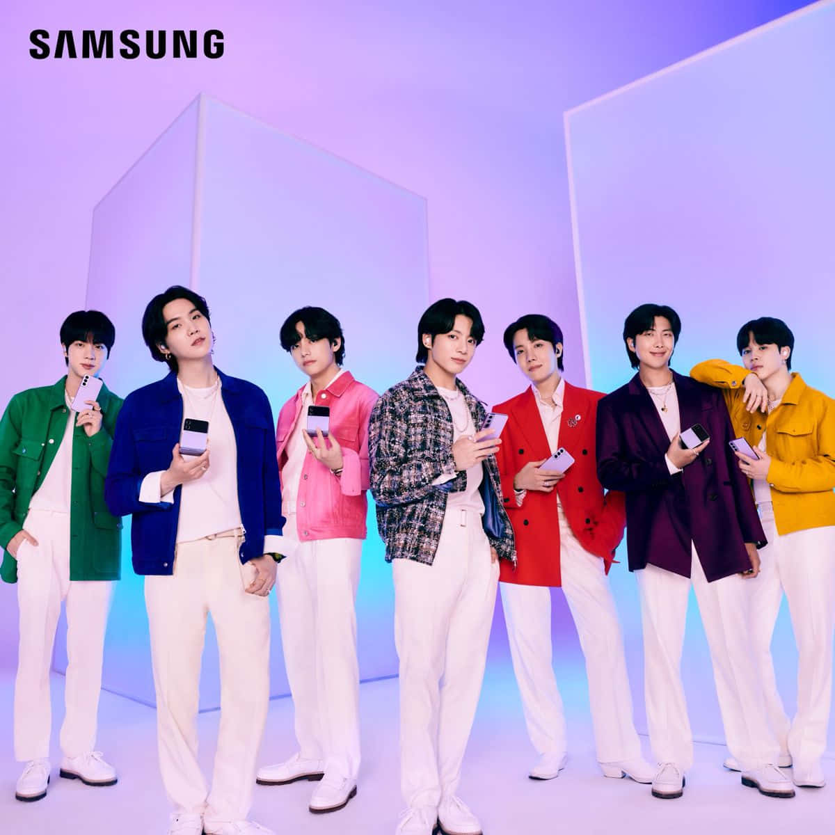 Bts Endorsements 桌布 壁紙 — 七位時尚男士身穿彩色外套和白色長褲，在發光的紫色和藍色幾何工作室背景前自信地拿著智慧型手機擺姿勢。