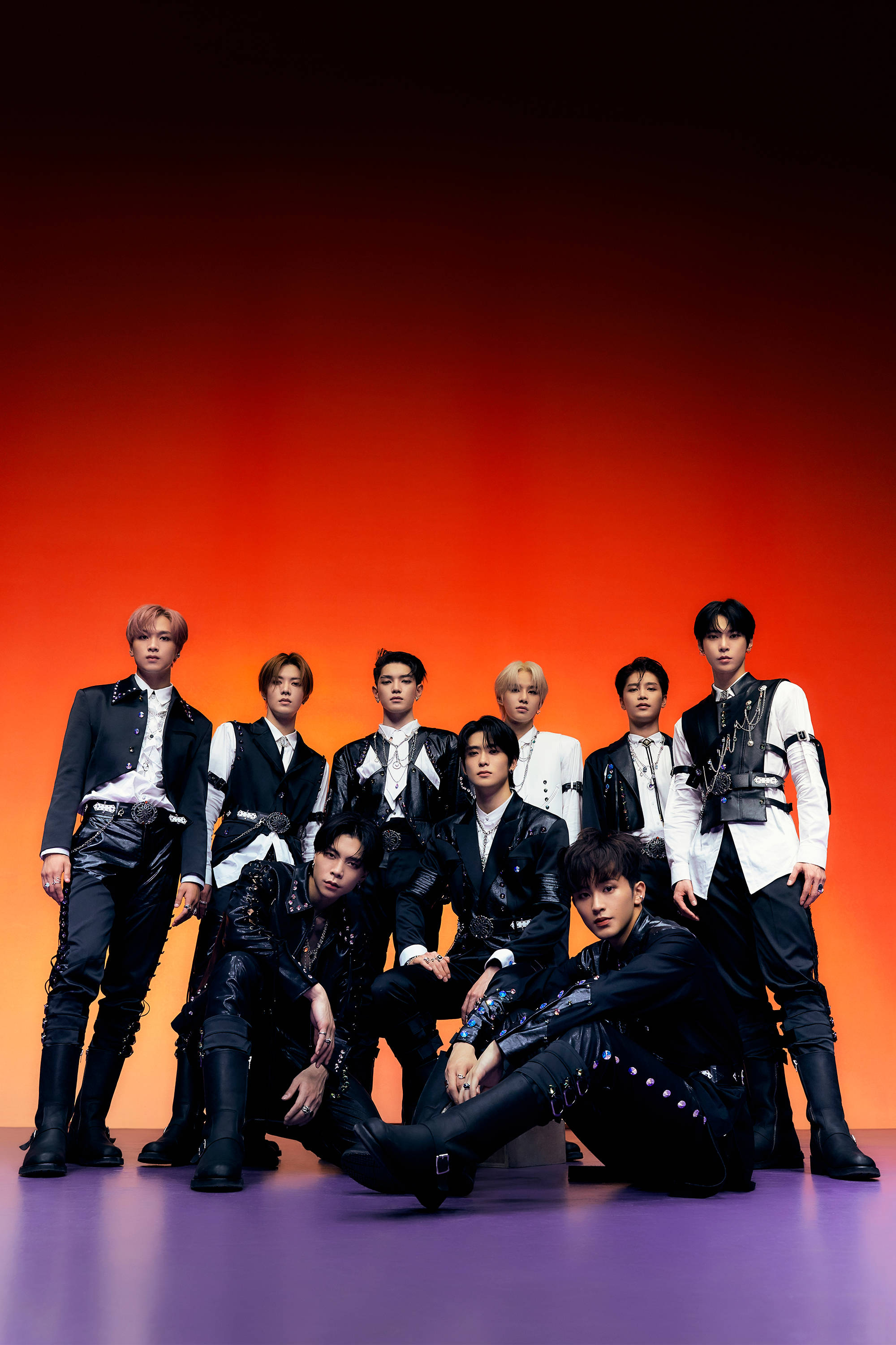 Nct 桌布 壁紙 — 七位時尚男士身穿黑白服裝，在帶有紫色地板的火熱橙色漸變背景前自信地擺姿勢。