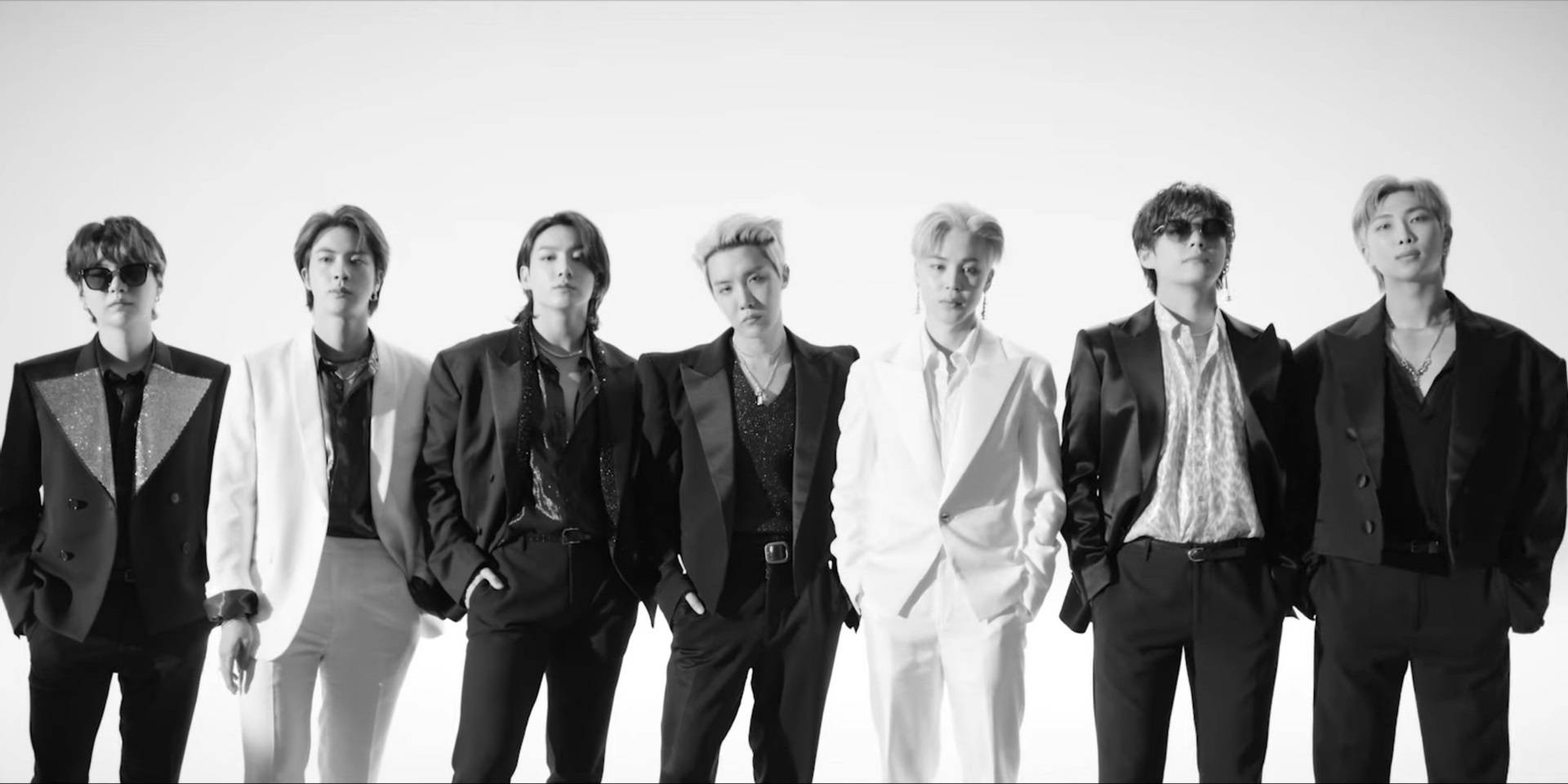 BTS 2021 桌布 壁紙 — 七位時尚男士身穿黑白西裝，在純白背景前自信地擺姿勢。