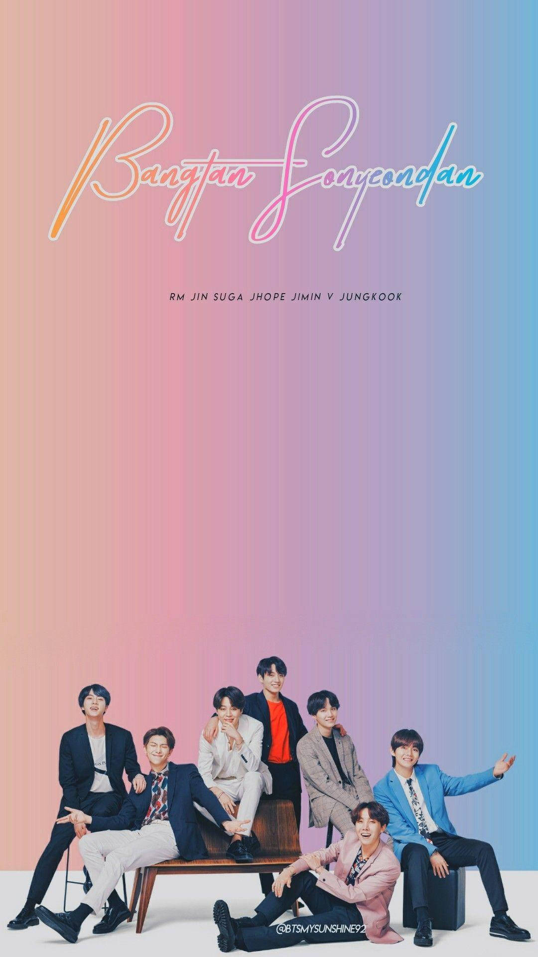 BTS 桌布 壁紙 — 七位時尚的K-pop偶像在木長椅上隨意擺姿勢，背景是柔和的粉紅到藍色漸變，帶有發光文字。