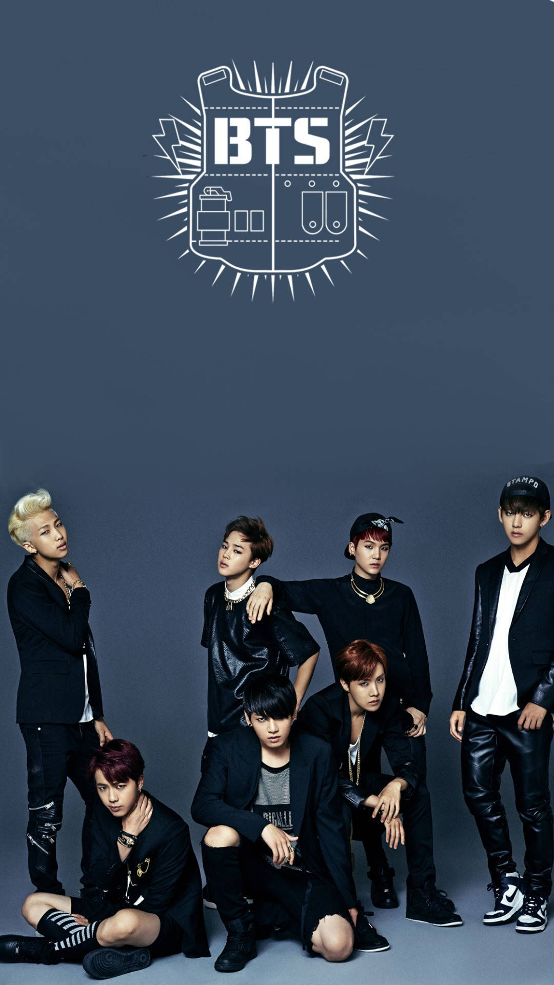 BTS 桌布 壁紙 — 七位時尚的K-pop偶像在深灰色背景前，於發光的BTS標誌下自信地穿著黑色皮革服裝擺姿勢。