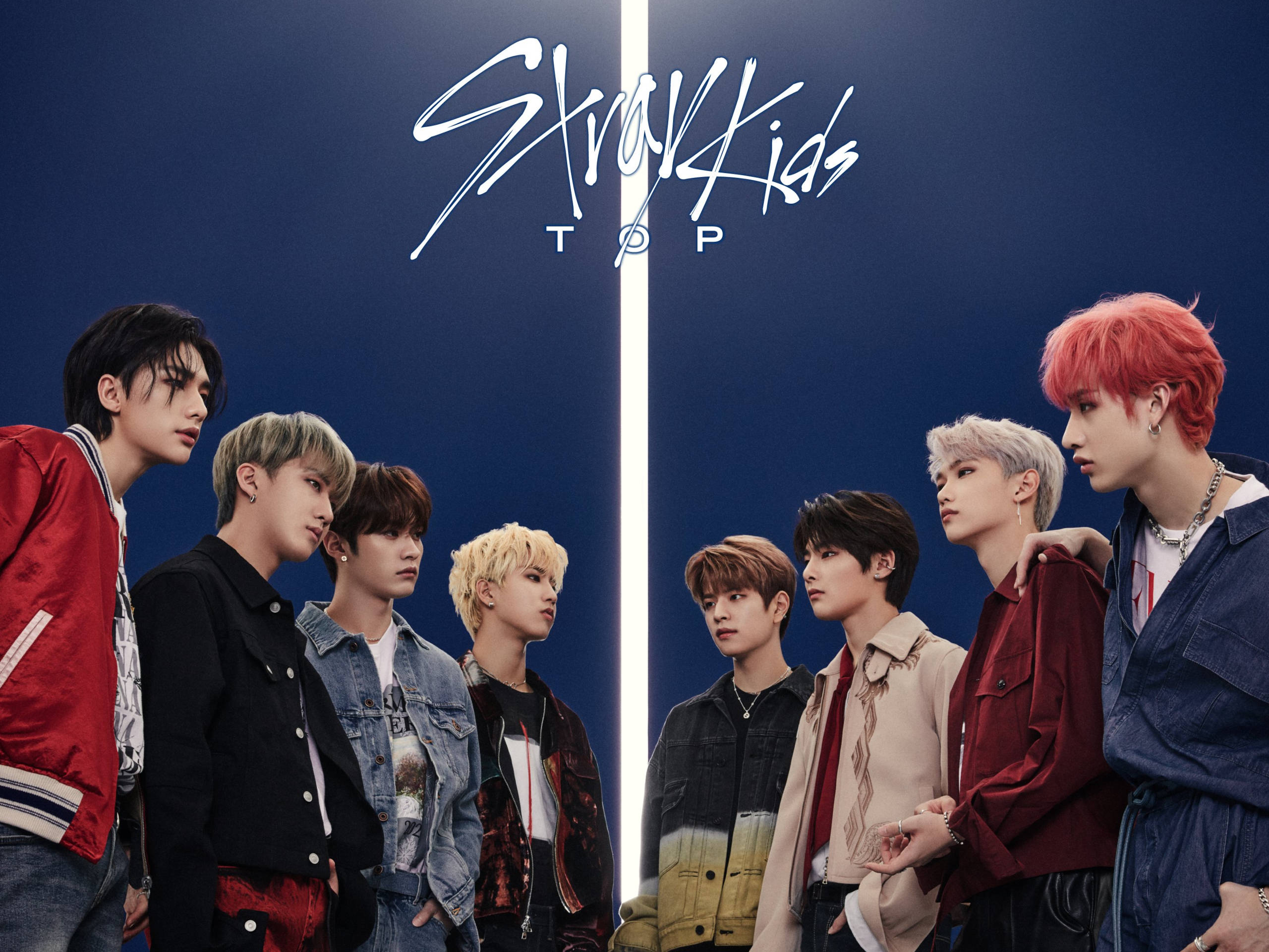 Stray Kids 桌布 壁紙 — 七位時尚的K-pop偶像在深藍色牆壁前擺姿勢，牆上有一道發光的白色垂直光線，上方有'Stray Kids'標誌。