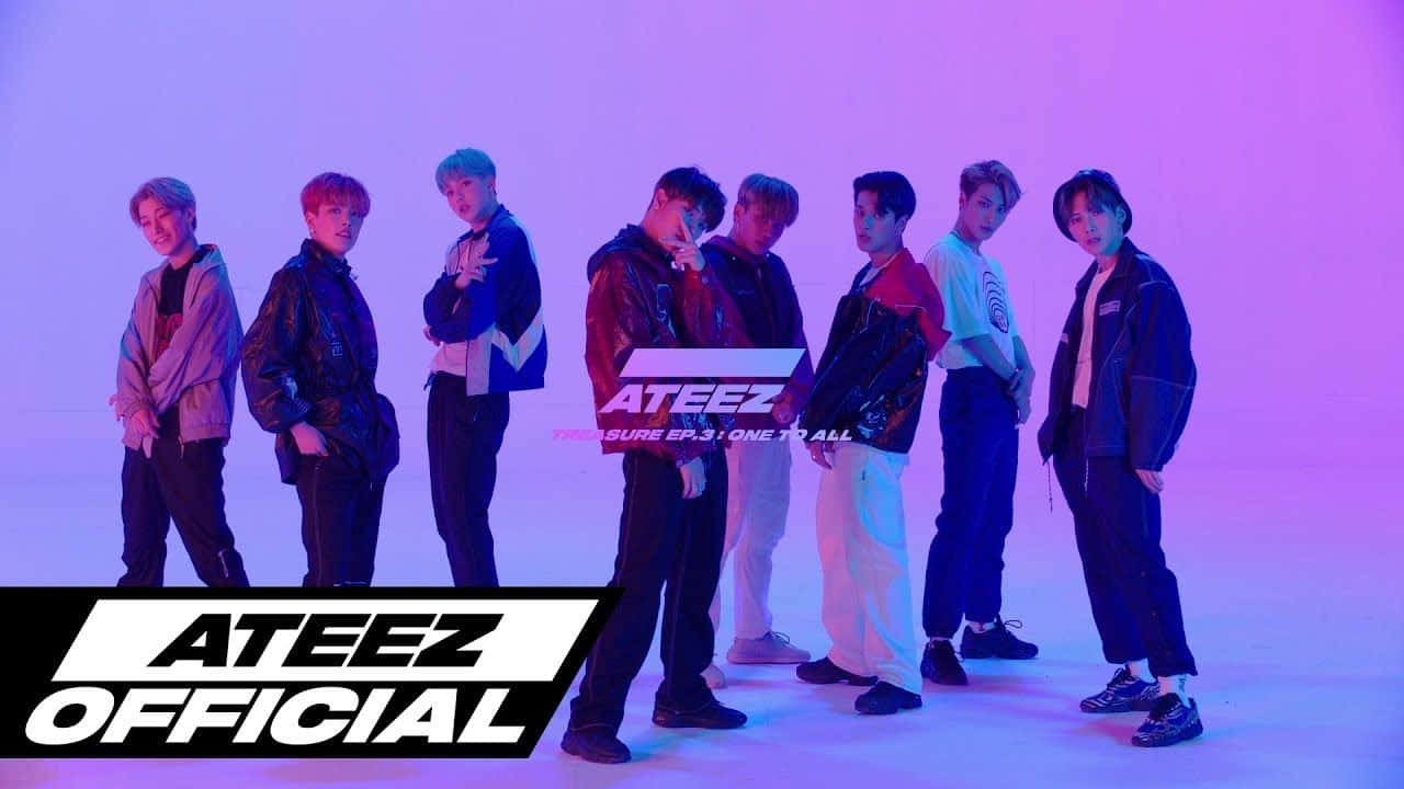 Ateez Desktop 桌布 壁紙 — 七位時尚的K-pop偶像在發光的紫色和藍色工作室背景前自信地擺姿勢，帶有醒目的品牌標識。