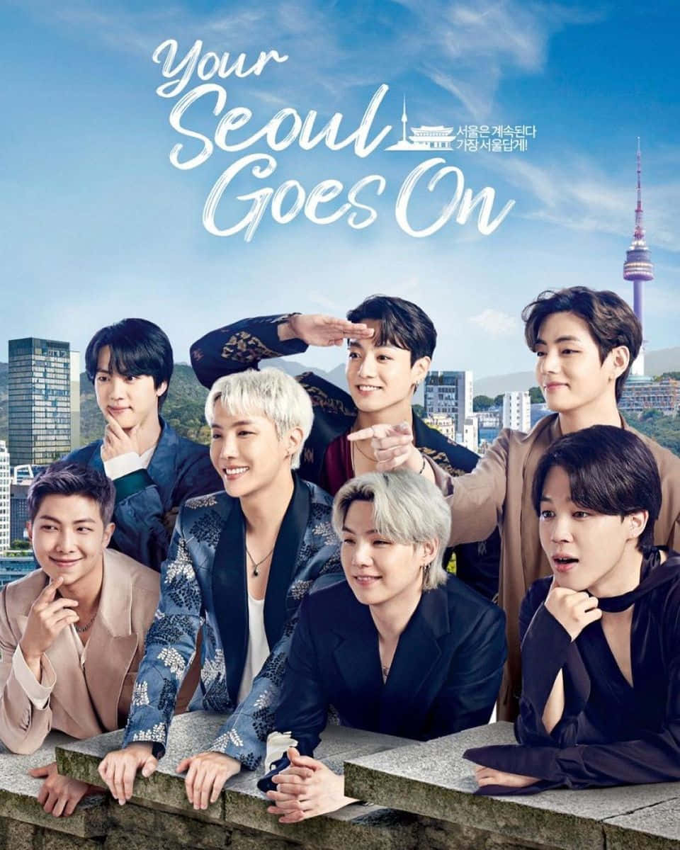 Bts Endorsements 桌布 壁紙 — 七位時尚的K-pop偶像在石檻上愉快地擺姿勢，背景是首爾天際線，包括N首爾塔和現代建築，在明亮的藍天下。