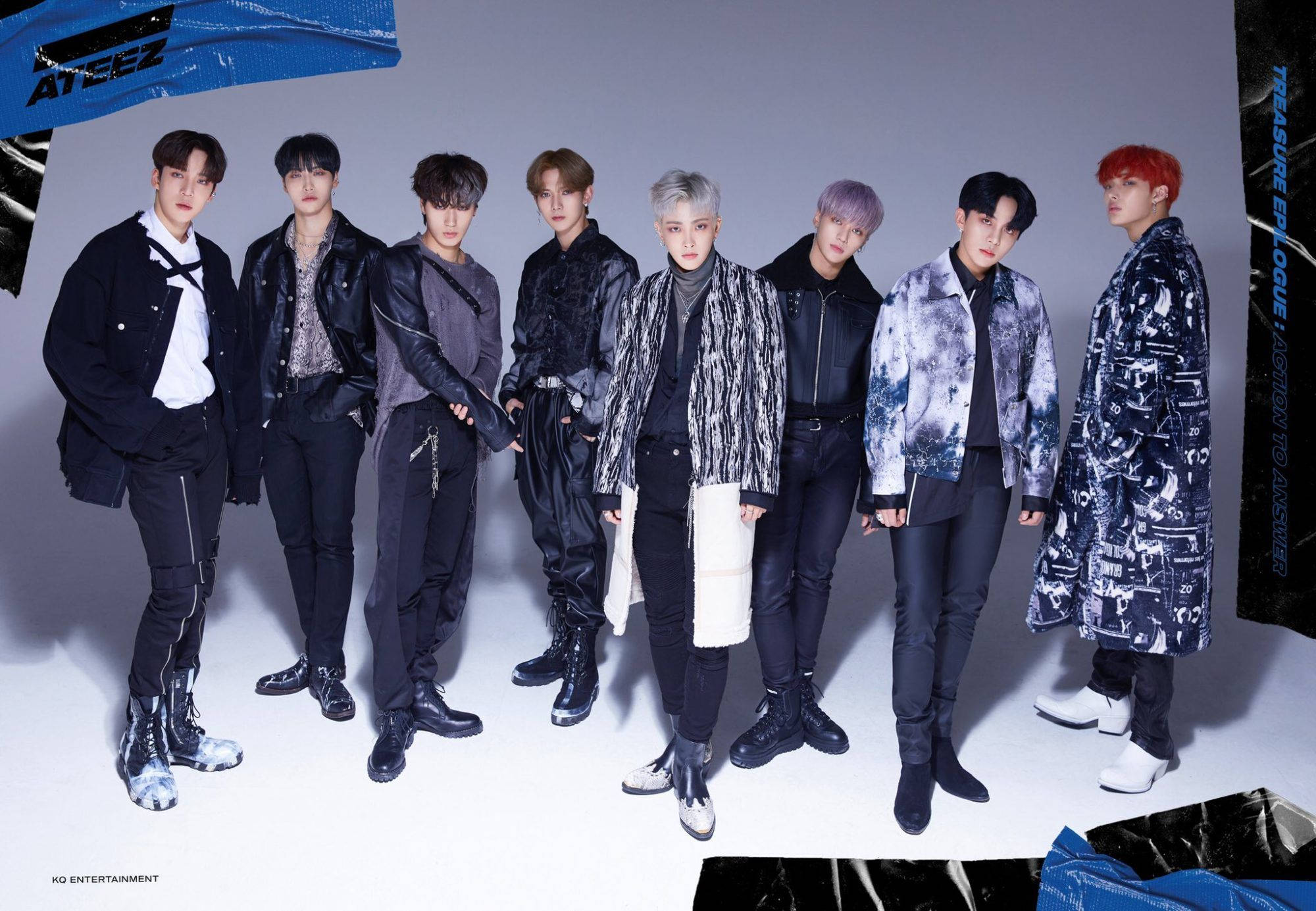 ateez 桌布 壁紙 — 七位時尚的K-pop偶像在簡約的工作室背景下，穿著前衛的黑白服裝自信地擺姿勢。