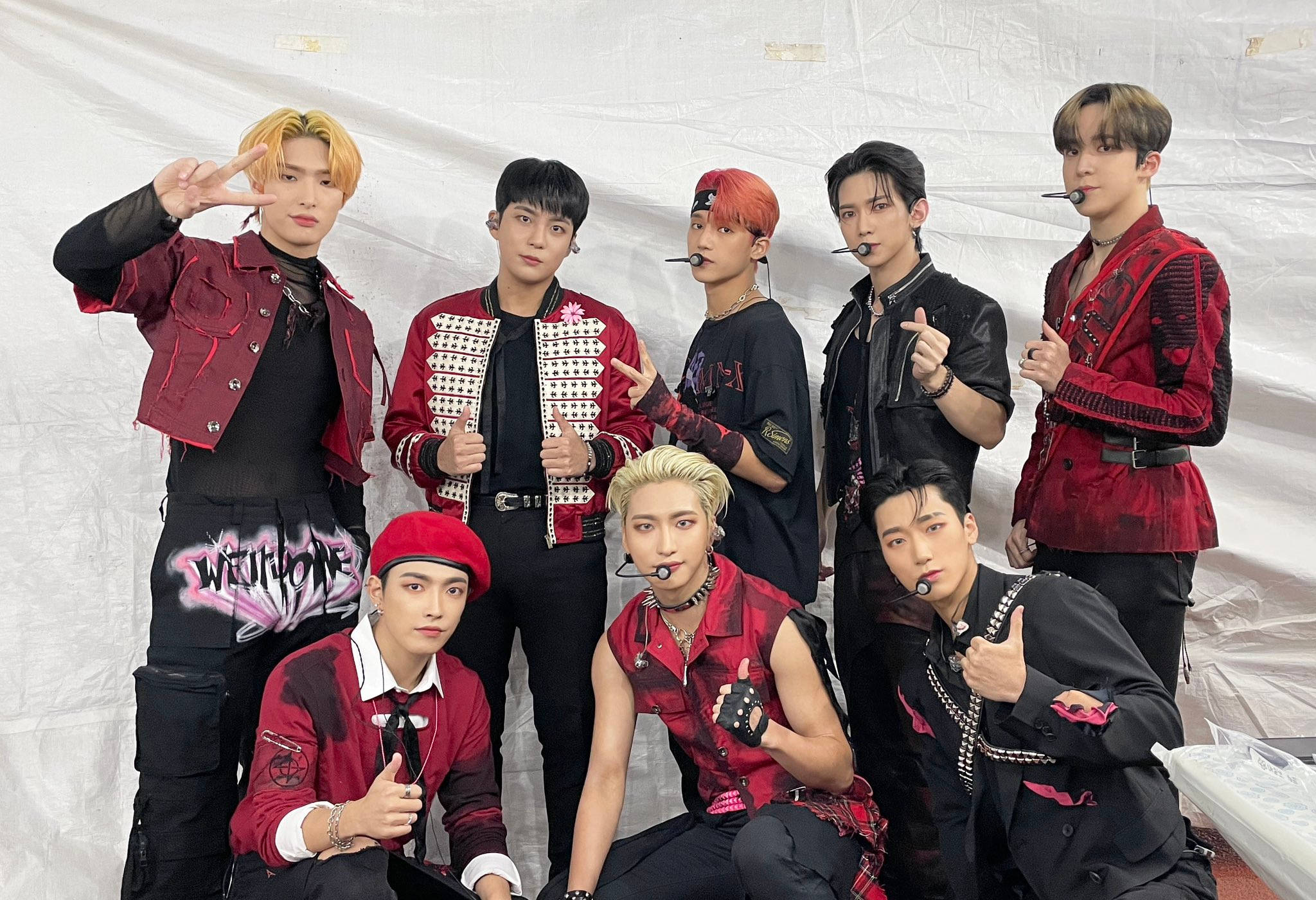 ateez 桌布 壁紙 — 七位時尚的K-pop偶像穿著大膽的紅色和黑色服裝，在純白色背景前自信地擺姿勢。