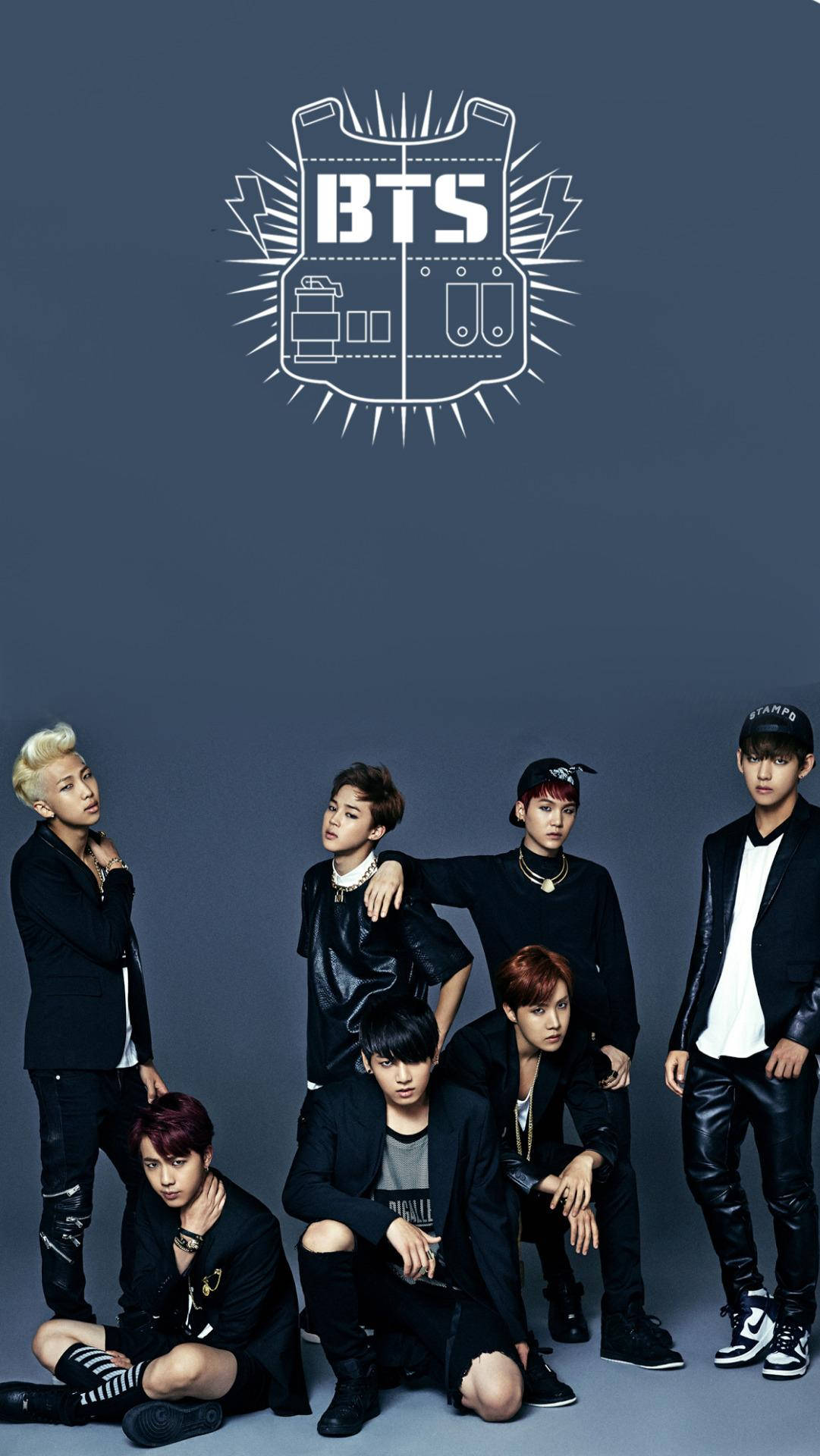 BTS 2021 桌布 壁紙 — 七位時尚的K-pop偶像穿著黑色皮革服裝，在純灰色背景前自信地擺姿勢，上方有發光的BTS標誌。