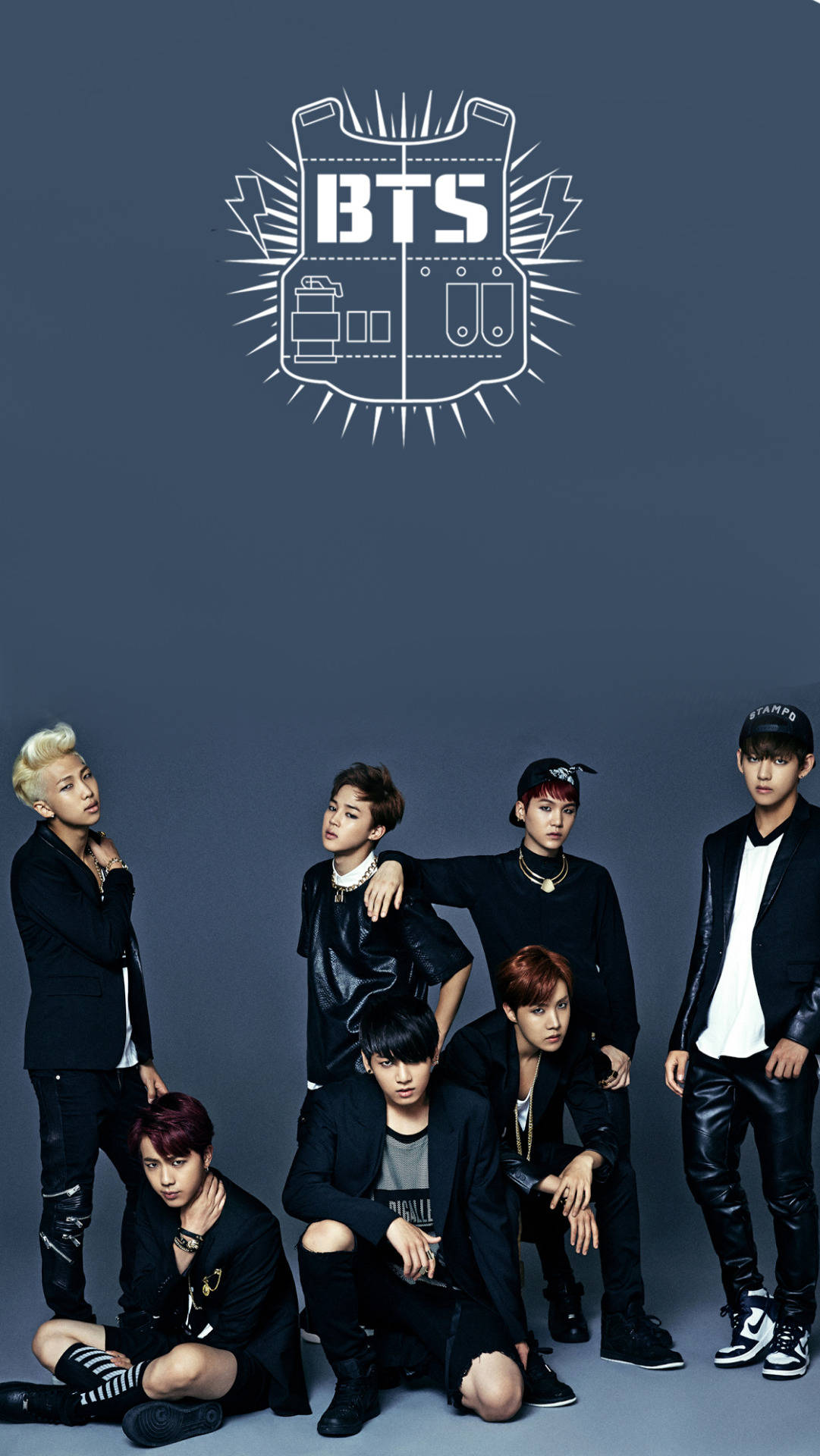 BTS 桌布 壁紙 — 七位時尚的K-pop偶像自信地穿著黑色皮革服裝，在深灰色背景前擺姿勢，上方有發光的BTS標誌。