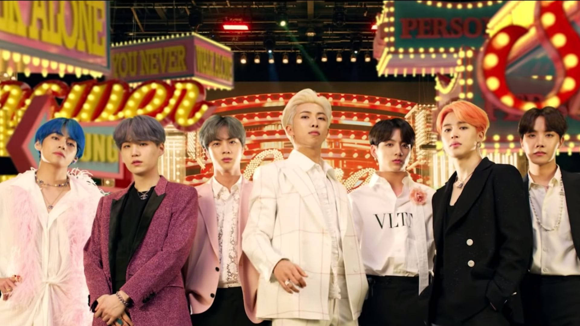 bts 2021 desktop 桌布 壁紙 — 七位時尚的K-pop偶像自信地站在閃爍霓虹燈光、以賭場為主題的耀眼舞台上，背景是發光的招牌。