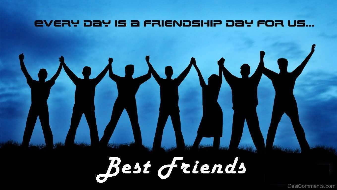 Best Friend Quotes 桌布 壁紙 — 七位朋友手牽手、高舉手臂團結一致，以暮色天空為背景，並附有慶祝友誼的文字剪影。