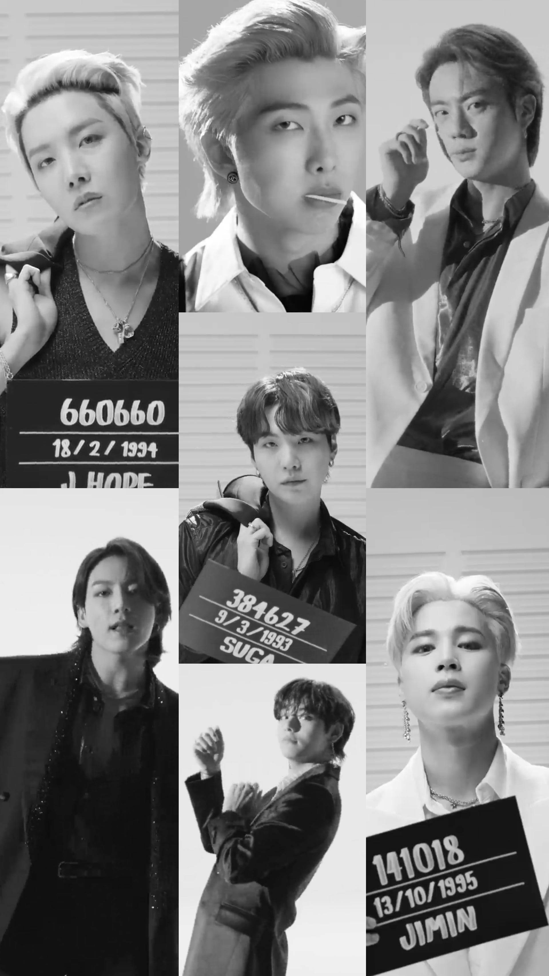 BTS 桌布 壁紙 — 七位男性K-pop偶像以嫌犯照風格名牌擺姿勢的黑白肖像拼貼。