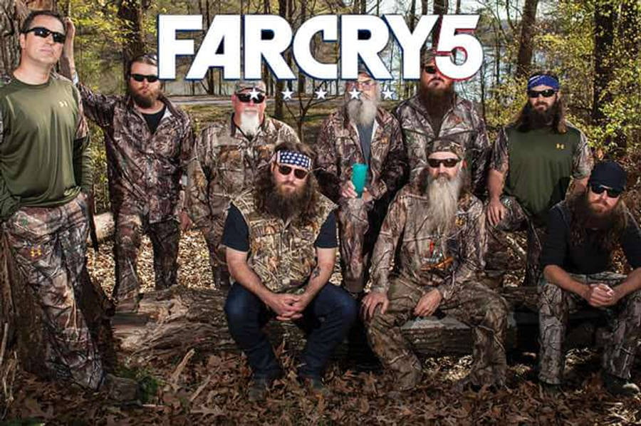 Far Cry 5 桌布 壁紙 — 七位留鬍鬚的男人穿著迷彩裝備，在落葉森林中自信地擺姿勢，頭頂有Far Cry 5標誌。