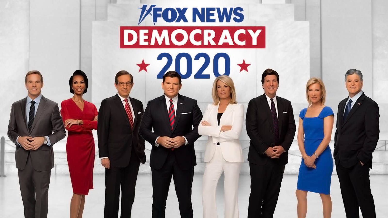 News 桌布 壁紙 — 七位福斯新聞主播自信地站在「Democracy 2020」背景前，背景帶有鮮明的紅、白、藍品牌標誌。