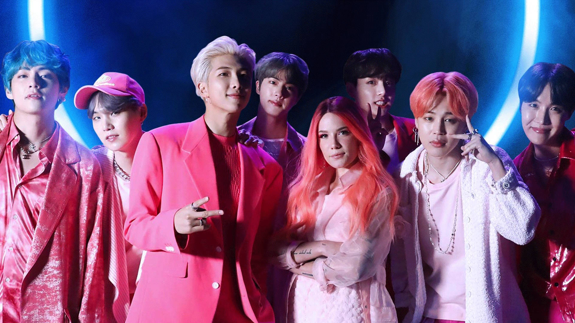 BTS 桌布 桌布 壁紙 — 七位穿著時尚、髮色鮮豔的K-pop偶像在閃爍的藍色舞台燈光下自信地擺姿勢。