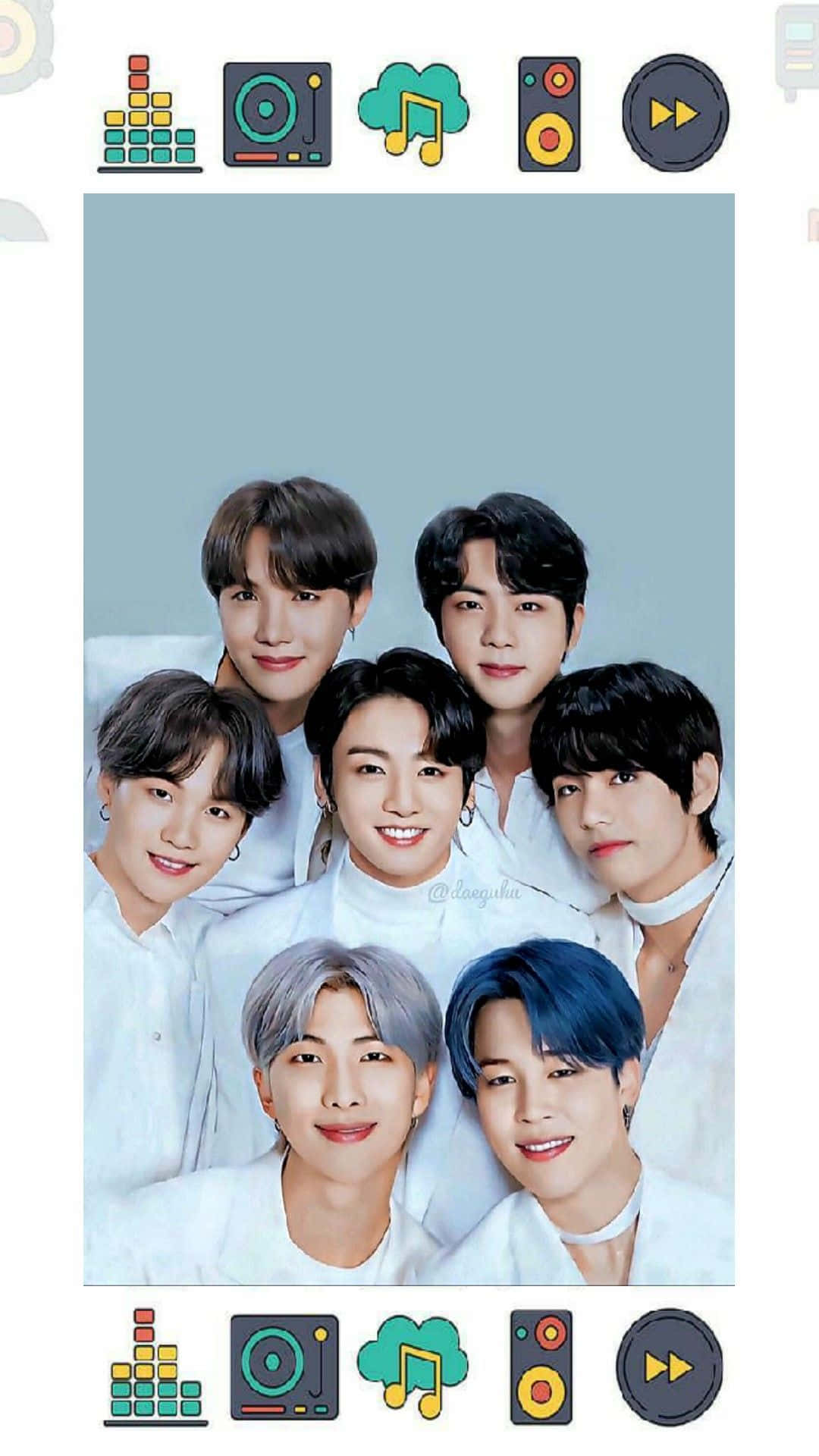 BTS 桌布 壁紙 — 七位笑容滿面、髮色繽紛的年輕男子身穿白襯衫，在柔和的藍色背景前擺姿勢。
