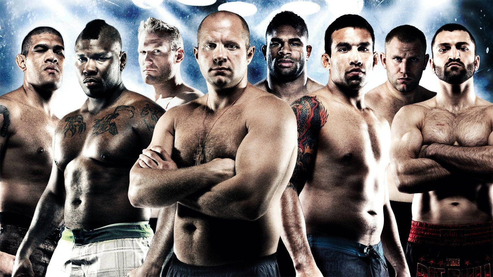MMA 桌布 壁紙 — 七位紋身肌肉男戰士排成一排，雙臂交叉，背景是發光的藍色。