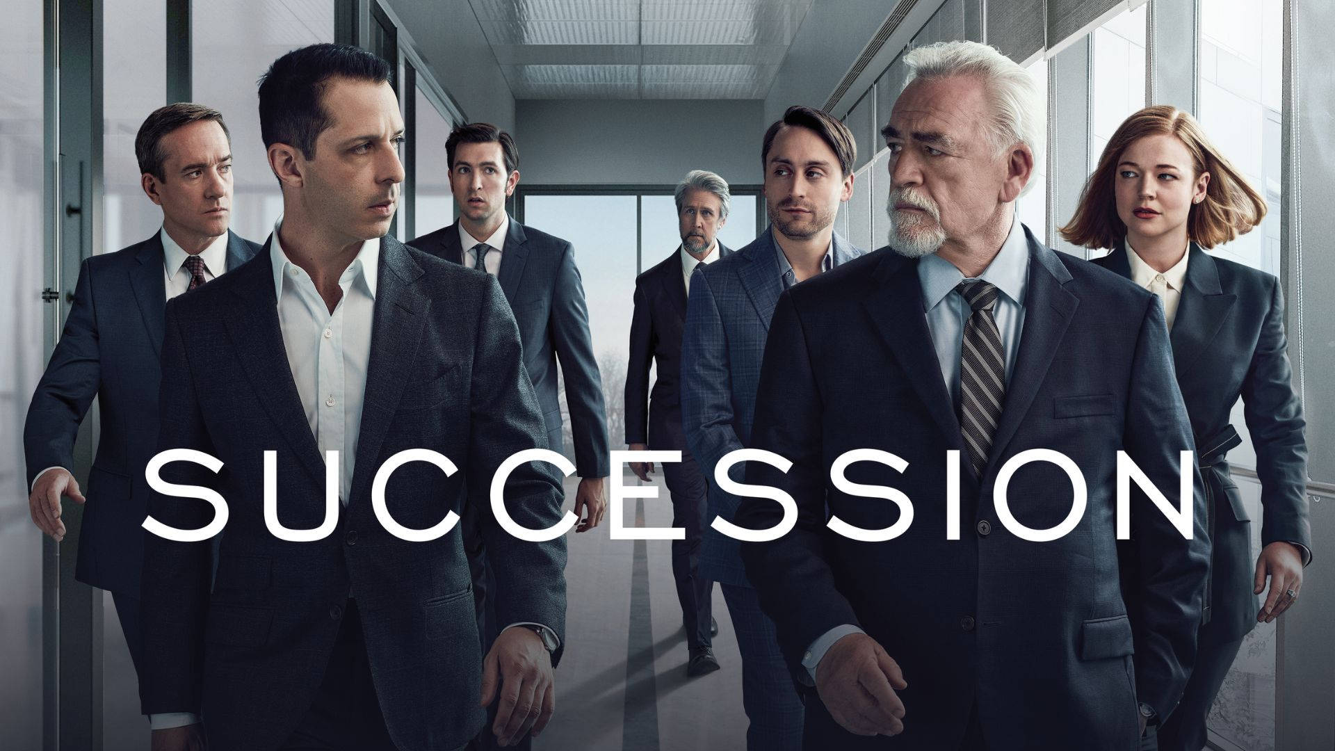 Succession 桌布 壁紙 — 七位衣著光鮮的權力人物沿著時尚的玻璃走廊大步前行，表情嚴肅，並大膽疊加「SUCCESSION」一詞。