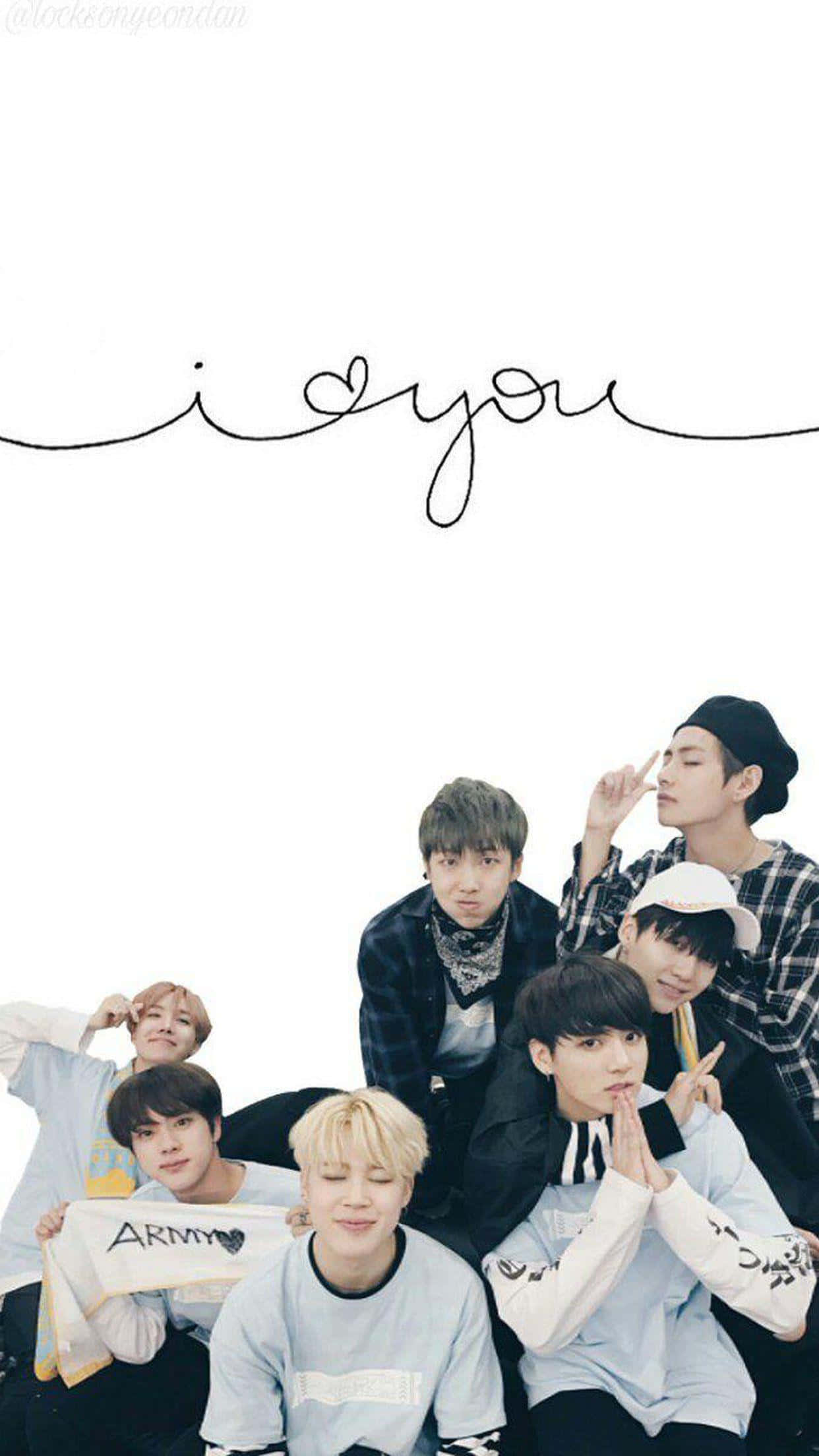 BTS 桌布 壁紙 — 七位身穿休閒服的年輕男士在白色背景前擺出俏皮姿勢，上方有手寫的 i heart you 訊息。