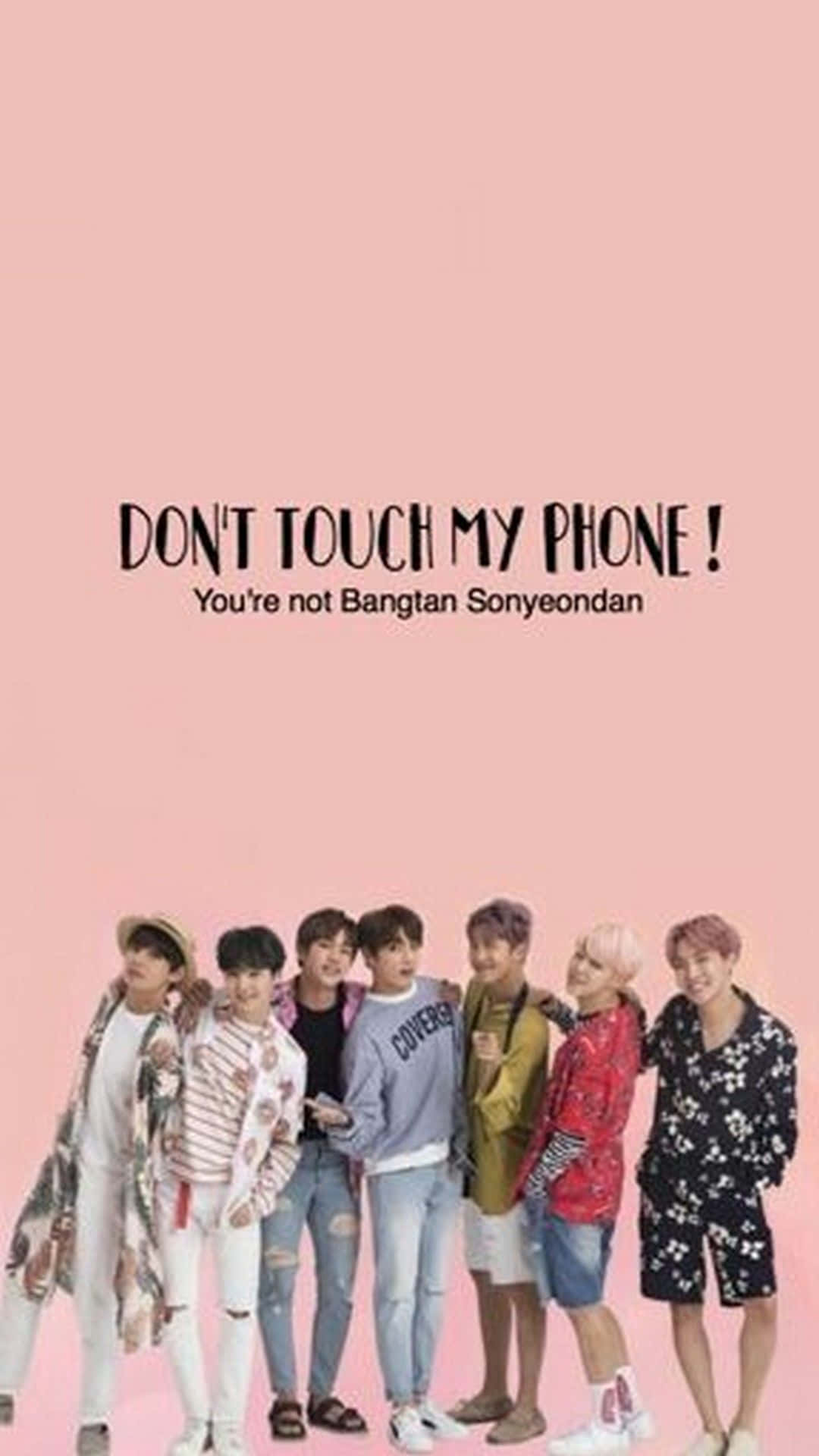 BTS 桌布 壁紙 — 七位身穿休閒服的年輕男子站在純粉紅色背景前，上方有粗體文字。