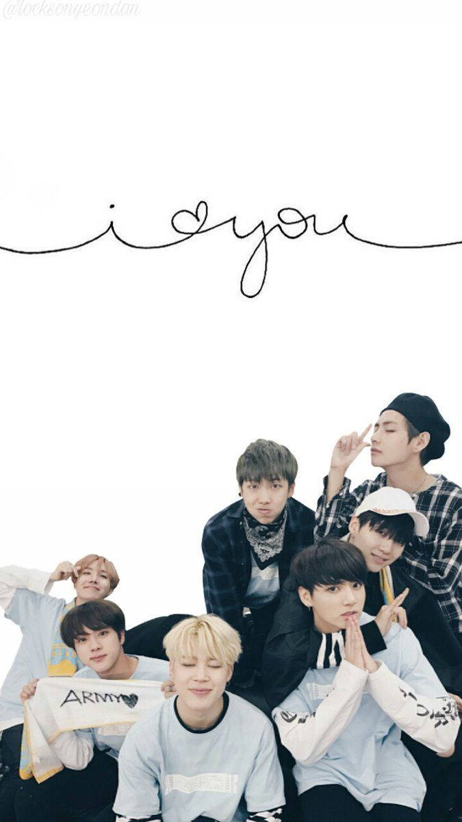 BTS 桌布 壁紙 — 七位身穿休閒服的年輕男性在白色背景前頑皮地擺姿勢，上方有手寫的「i heart you」訊息。