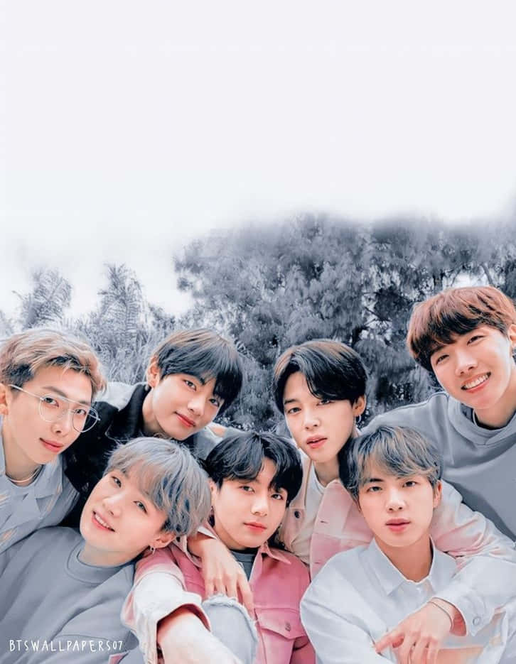 Bts Cute 桌布 壁紙 — 七位身穿柔和粉彩服裝的年輕男性在單色森林背景和霧濛濛的天空下緊密地擺姿勢。