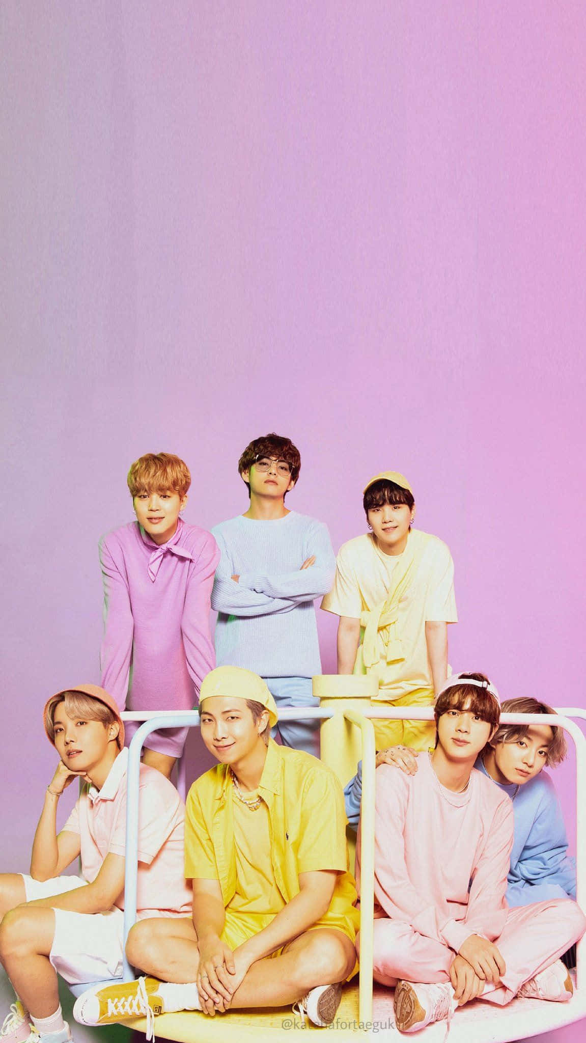 BTS 桌布 壁紙 — 七位身穿柔和色調服裝的年輕男性，在柔和的紫色漸變背景前，隨意地坐在白色長椅上擺姿勢。