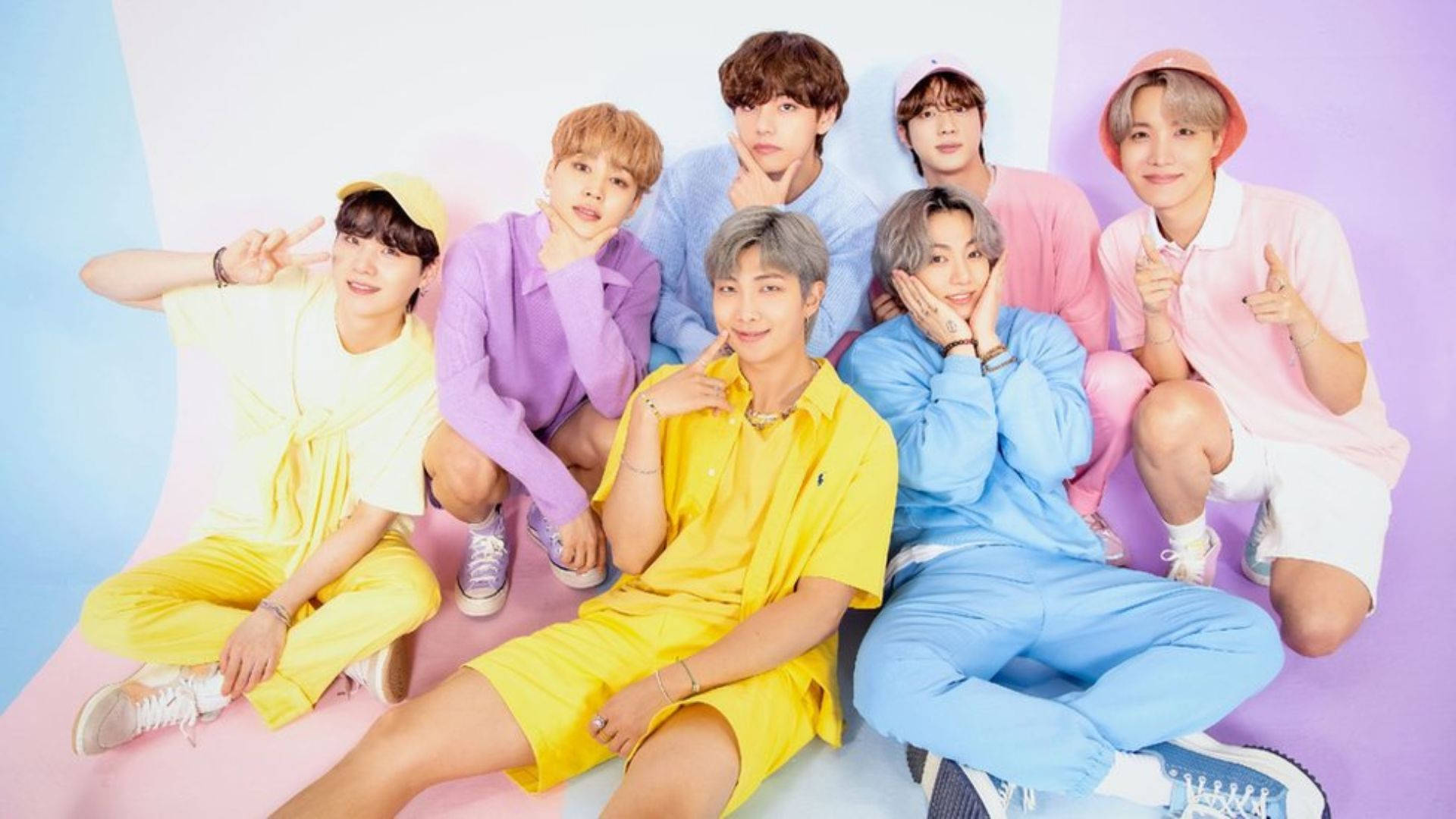 bts 2021 desktop 桌布 壁紙 — 七位身穿柔和色調服裝的年輕男性，在柔和的漸層背景前愉快地擺姿勢。