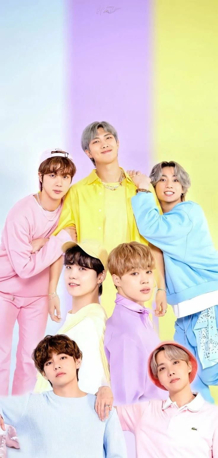 bts iPhone 桌布 壁紙 — 七位身穿柔和色調服裝的年輕男性在充滿活力的漸變背景前自信地擺姿勢。