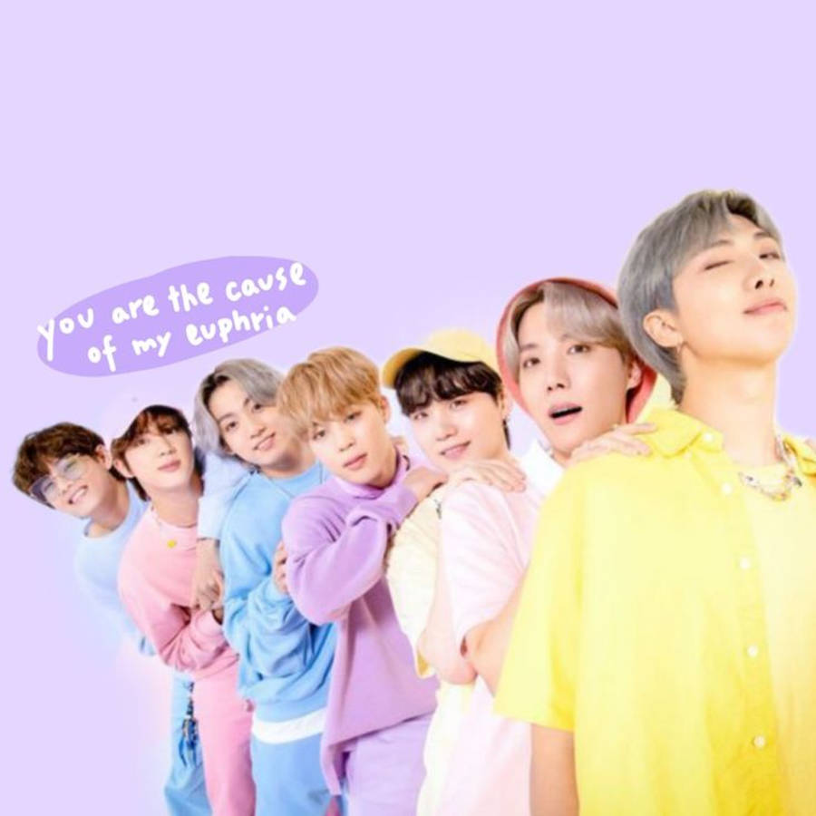 BTS 桌布 壁紙 — 七位身穿柔和色調服裝的年輕男性在淡紫色背景前緊密擺姿勢，並附有對話框寫著「你是我興奮的原因」。