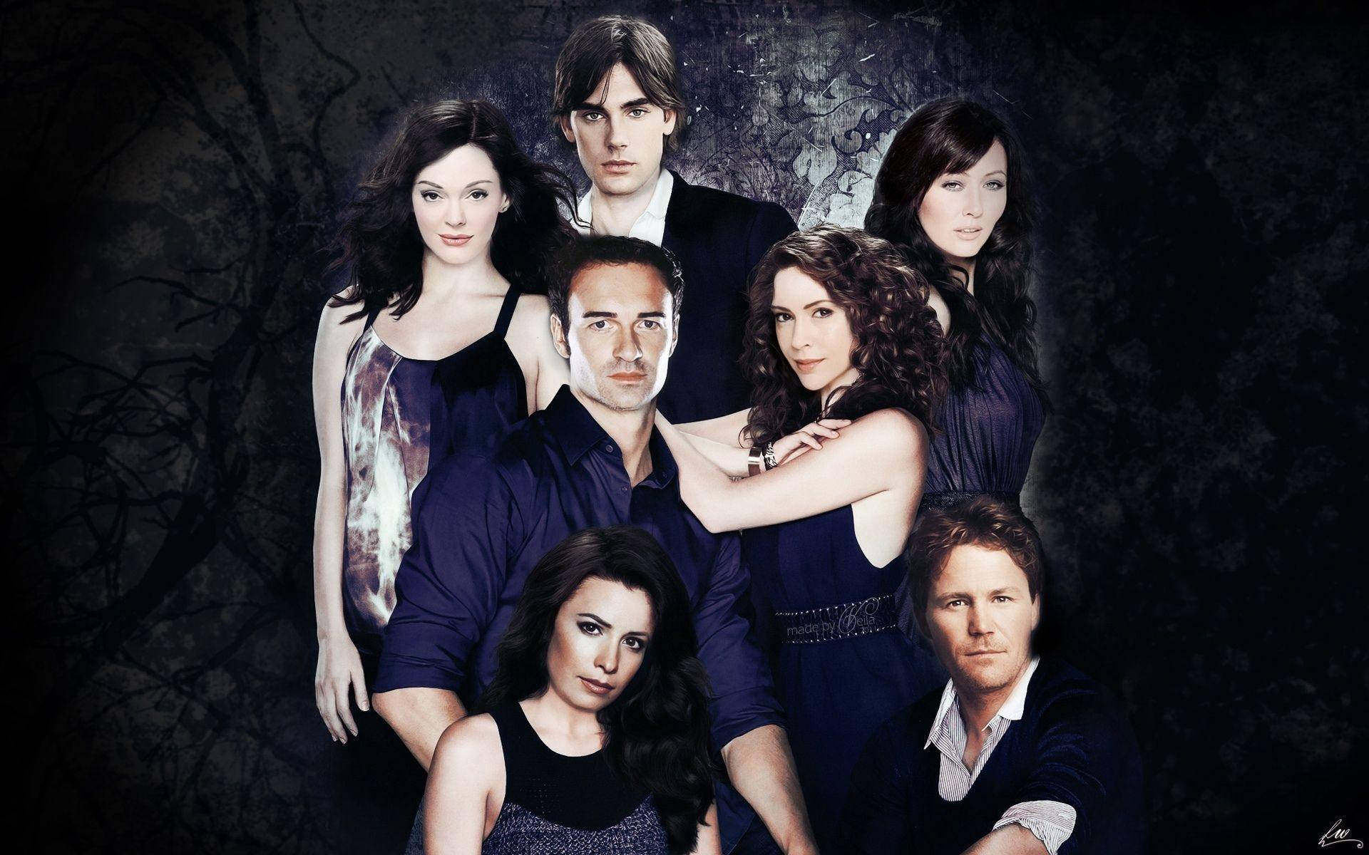 charmed 桌布 壁紙 — 七位身穿深色服裝的演員在陰影質感背景前，以光禿的樹枝襯托，擺出戲劇性的姿勢。