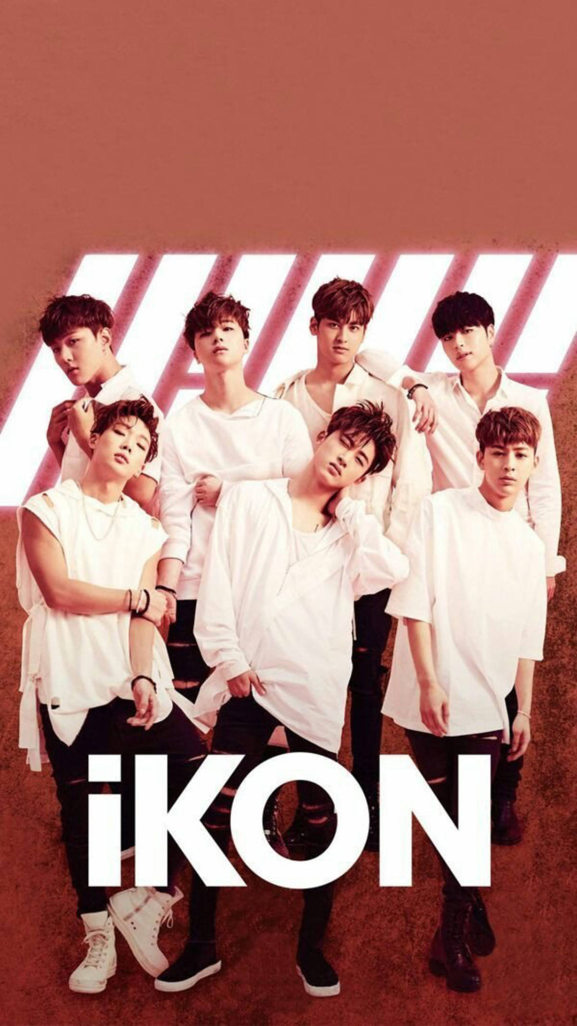 Ikon 桌布 壁紙 — 七位身穿白色上衣的男K-pop偶像在鮮豔的粉紅色條紋背景前自信地擺姿勢，並突出顯示組合名稱iKON。