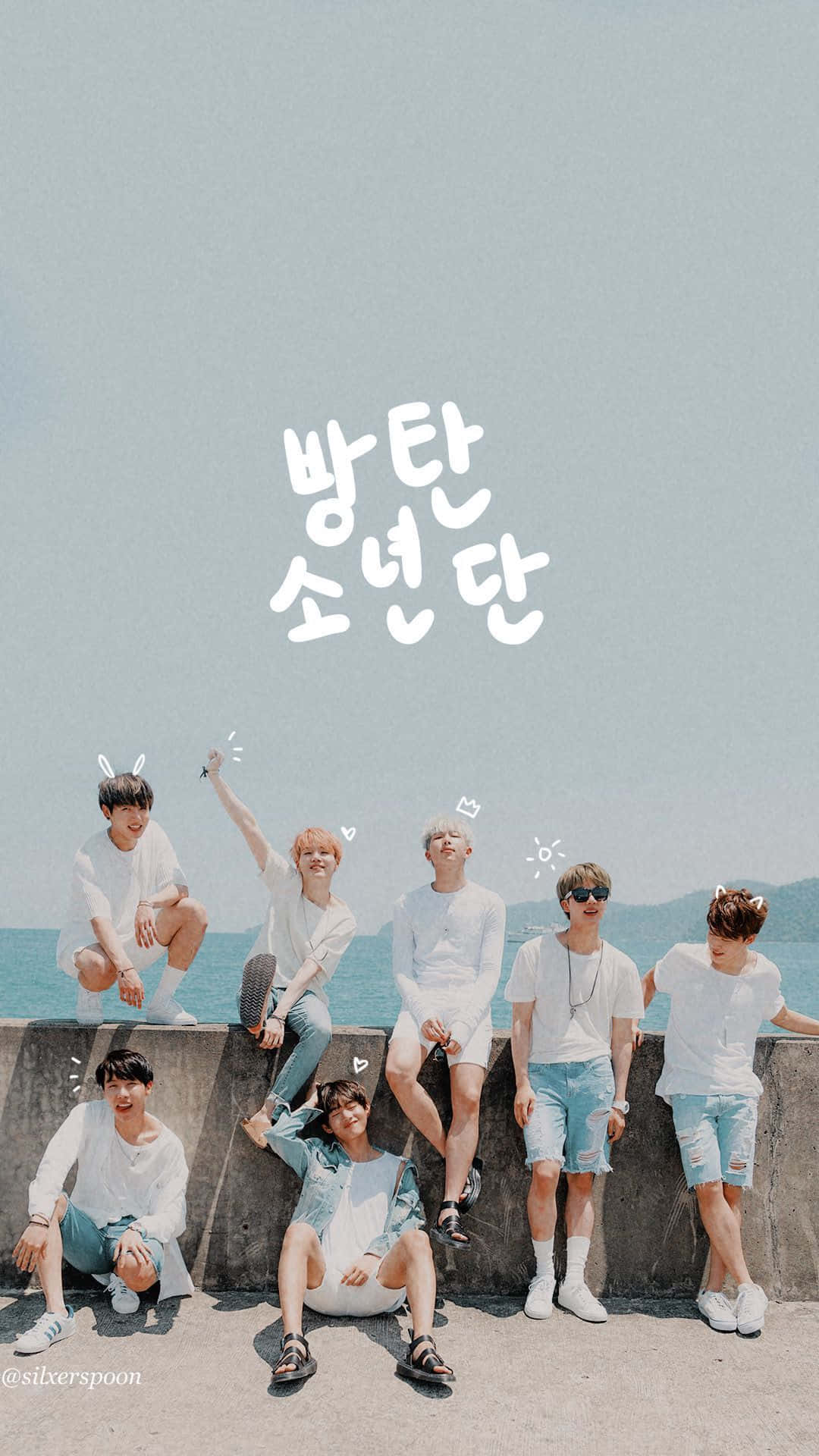 Bangtan Sonyeondan 桌布 壁紙 — 七位身穿白色和淺藍色服裝的年輕男子在蒼白的天空下，在海邊的混凝土牆上愉快地擺姿勢。