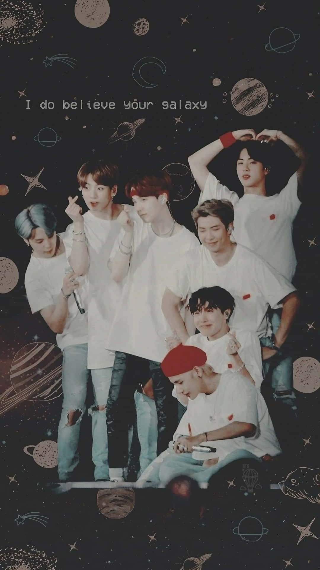 Aesthetic Korean 桌布 壁紙 — 七位身穿白襯衫的年輕男性在一個有行星、星星和「I do believe your galaxy」字句的宇宙背景前愉快地擺姿勢。