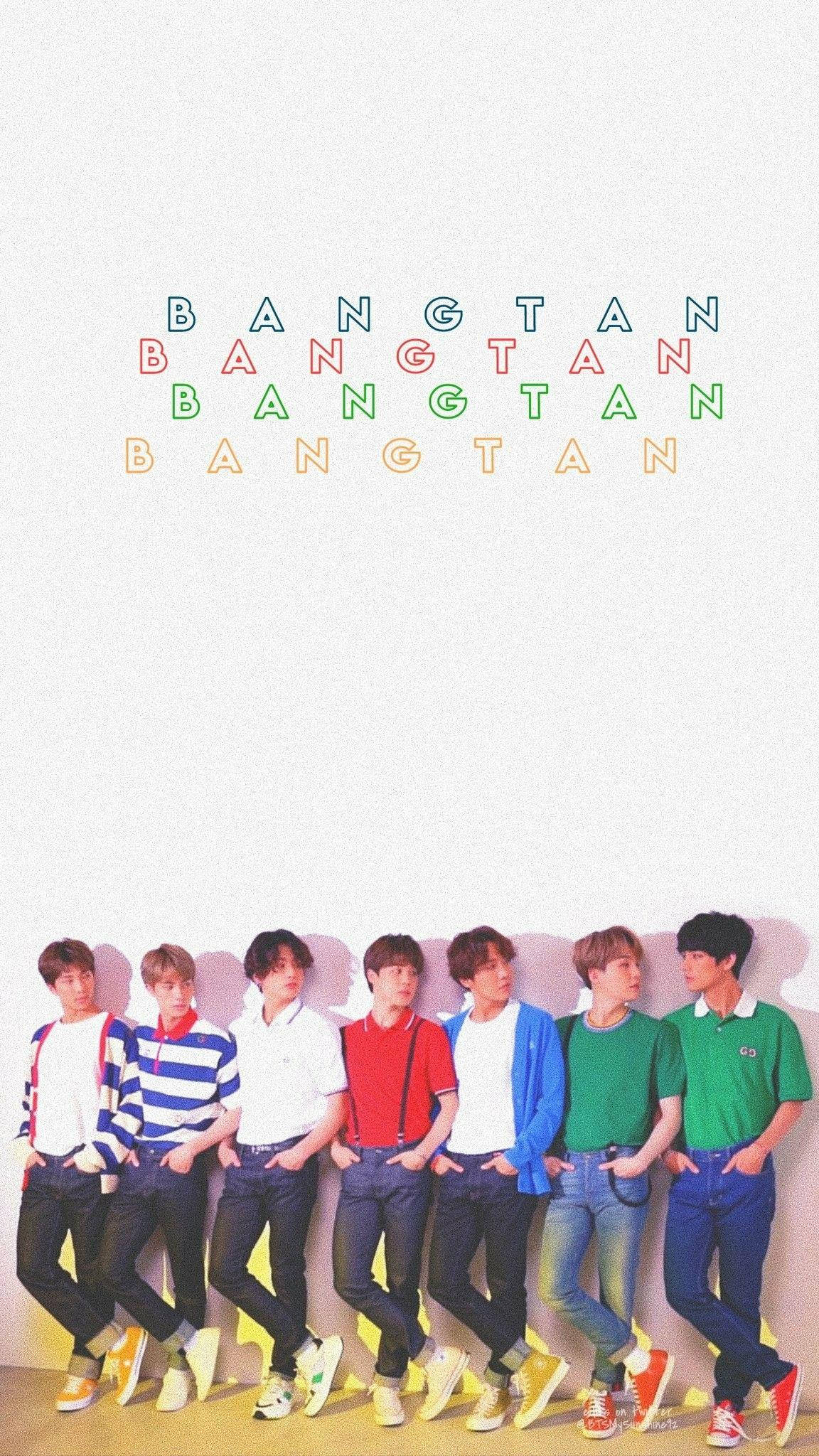 BTS 桌布 壁紙 — 七位身穿色彩繽紛休閒服裝的年輕男子靠在牆上，牆上有重複的「BANGTAN」文字標誌。