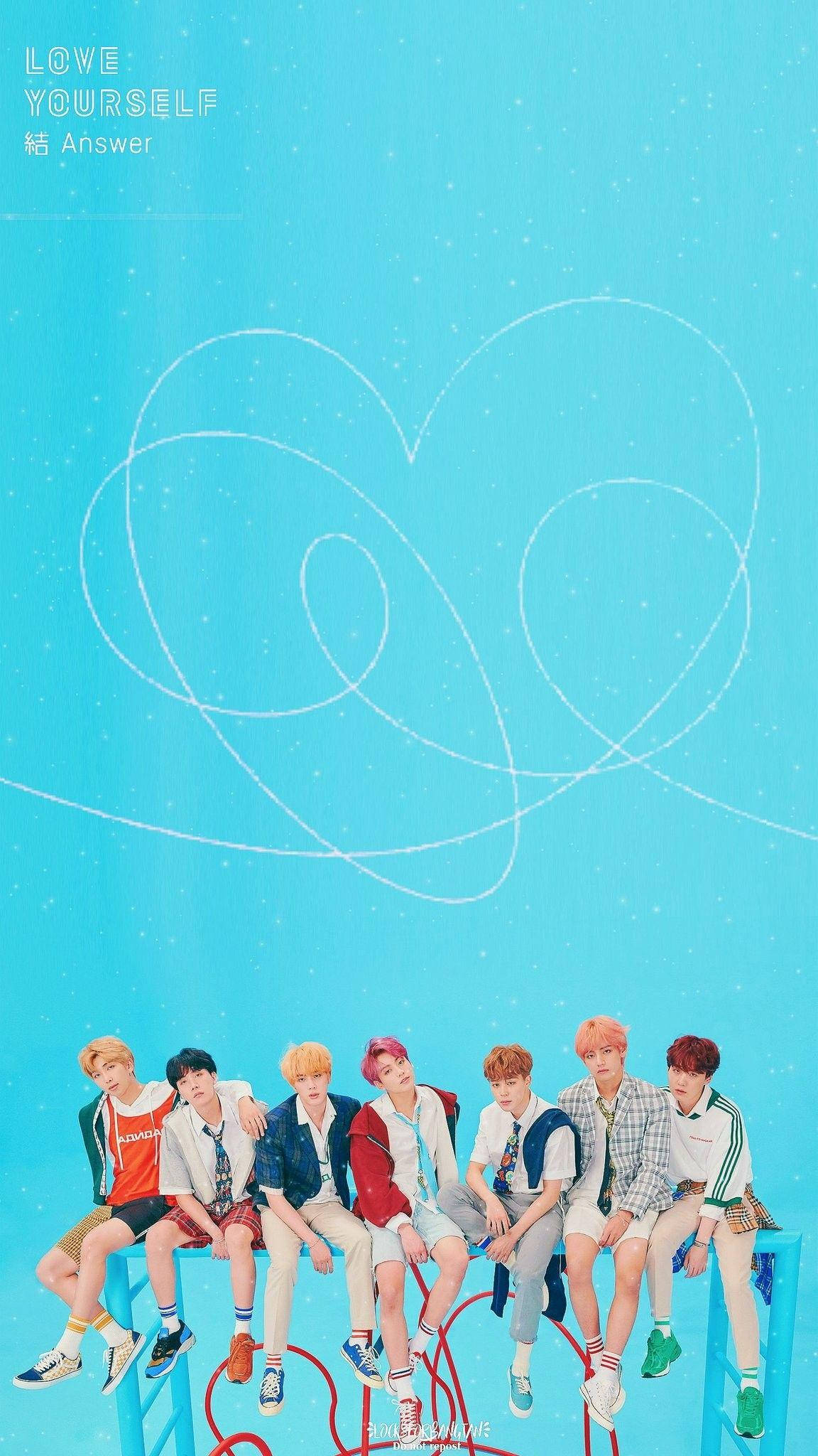 BTS 鎖定螢幕 桌布 壁紙 — 七位身穿色彩繽紛休閒服裝的年輕男性坐在藍色長椅上，背景為亮藍色，帶有白色心形輪廓和浮動文字。