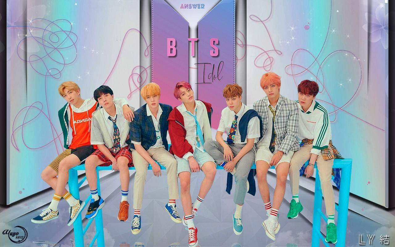 BTS 桌布 壁紙 — 七位身穿色彩繽紛休閒服裝的年輕男性坐在藍色長椅上，背景是充滿活力的粉彩背景，帶有漩渦狀粉紅線條和閃爍星星。