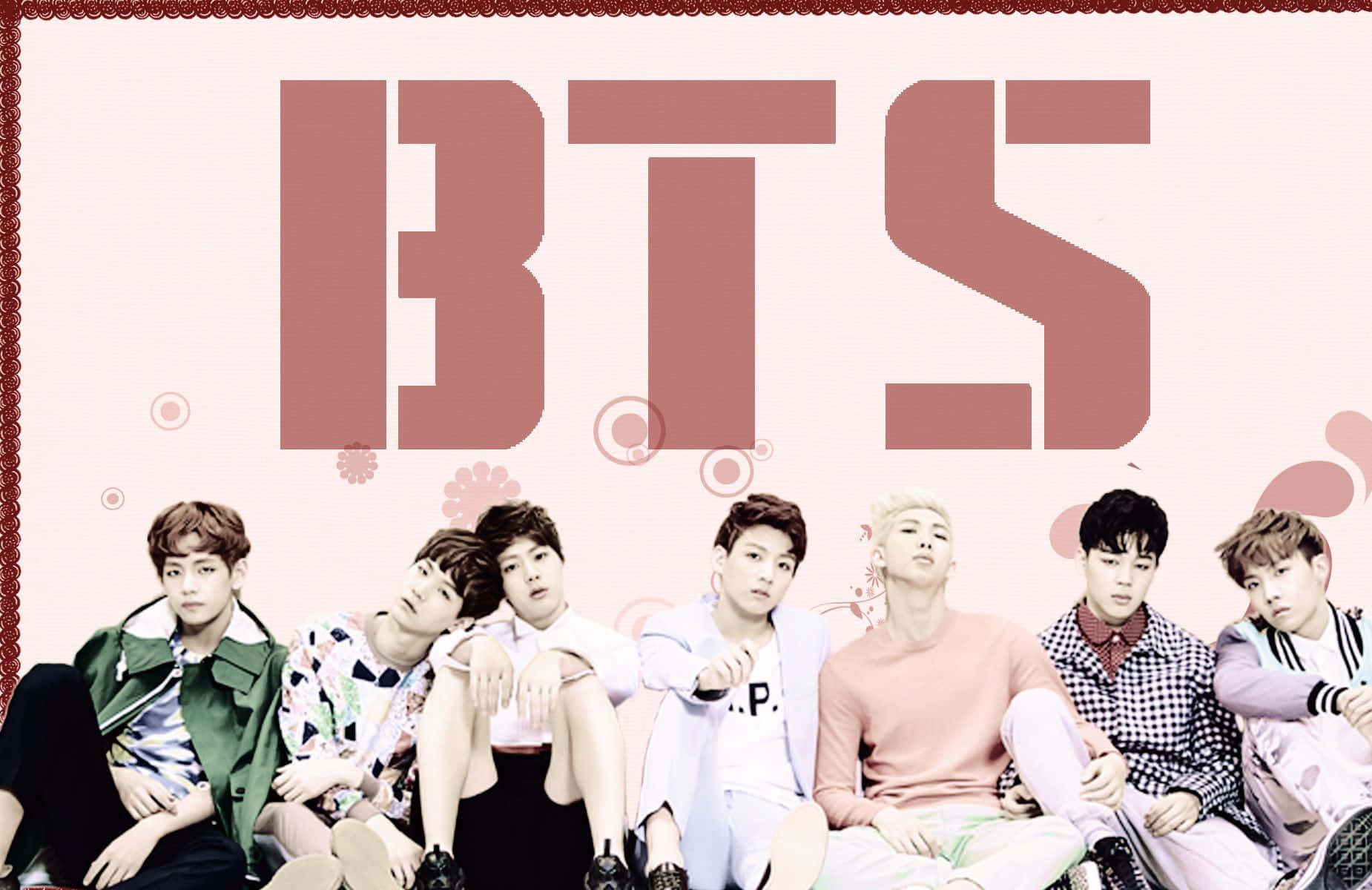 Bangtan Sonyeondan 桌布 壁紙 — 七位身穿色彩繽紛休閒服裝的年輕男子，在柔和的粉彩背景前，坐在一個巨大的粉紅色BTS標誌下方。