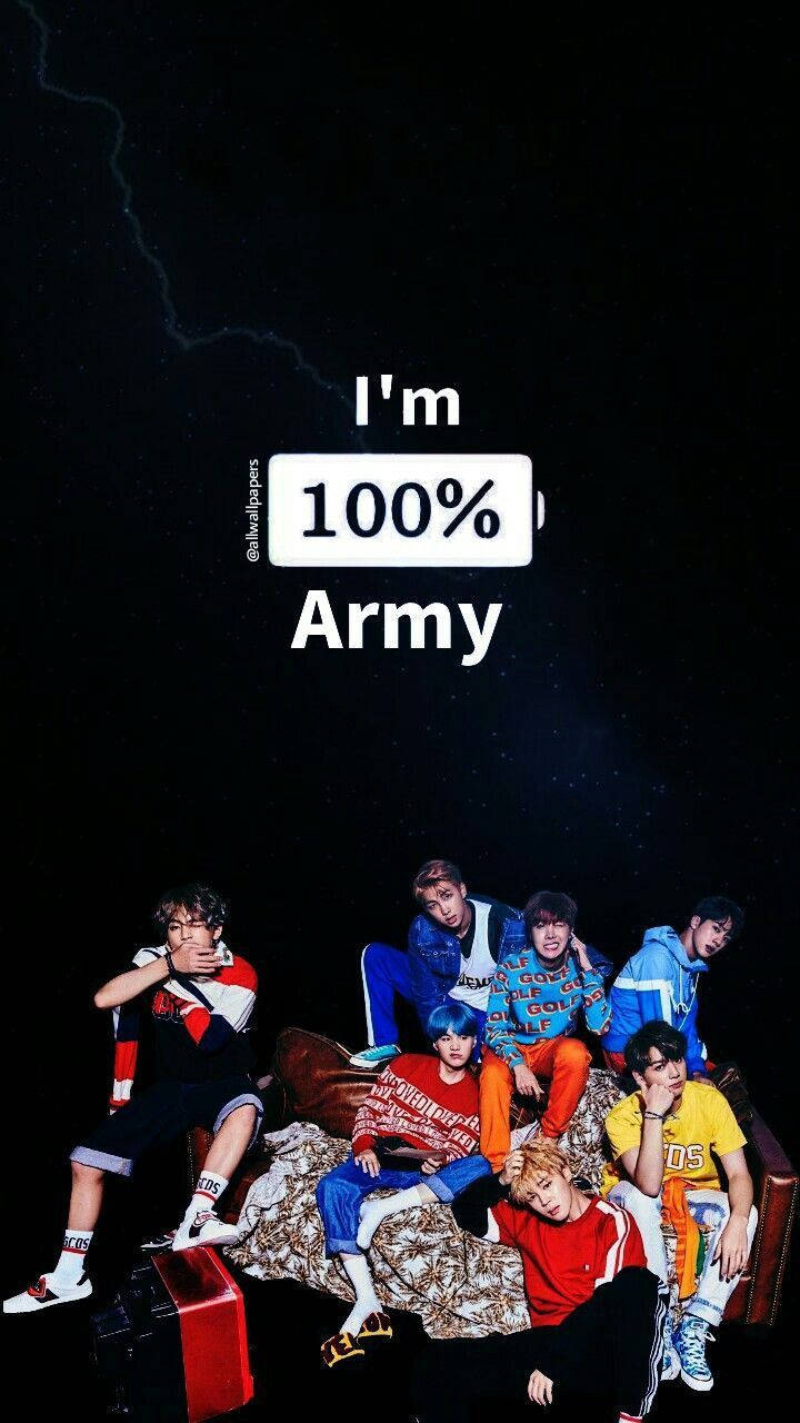 七位K-pop偶像在沙發上休息，天空有閃電和文字「I'm 100% Army」。 — BTS 防彈少年團 粉絲 女孩 GIF 壁紙