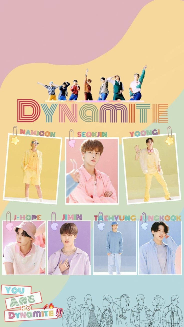bts photoshoot 桌布 壁紙 — 七位身穿色彩繽紛服裝的男士在粉彩漸變背景前充滿活力地擺姿勢，背景上有粗體復古字體寫著「DYNAMITE」。