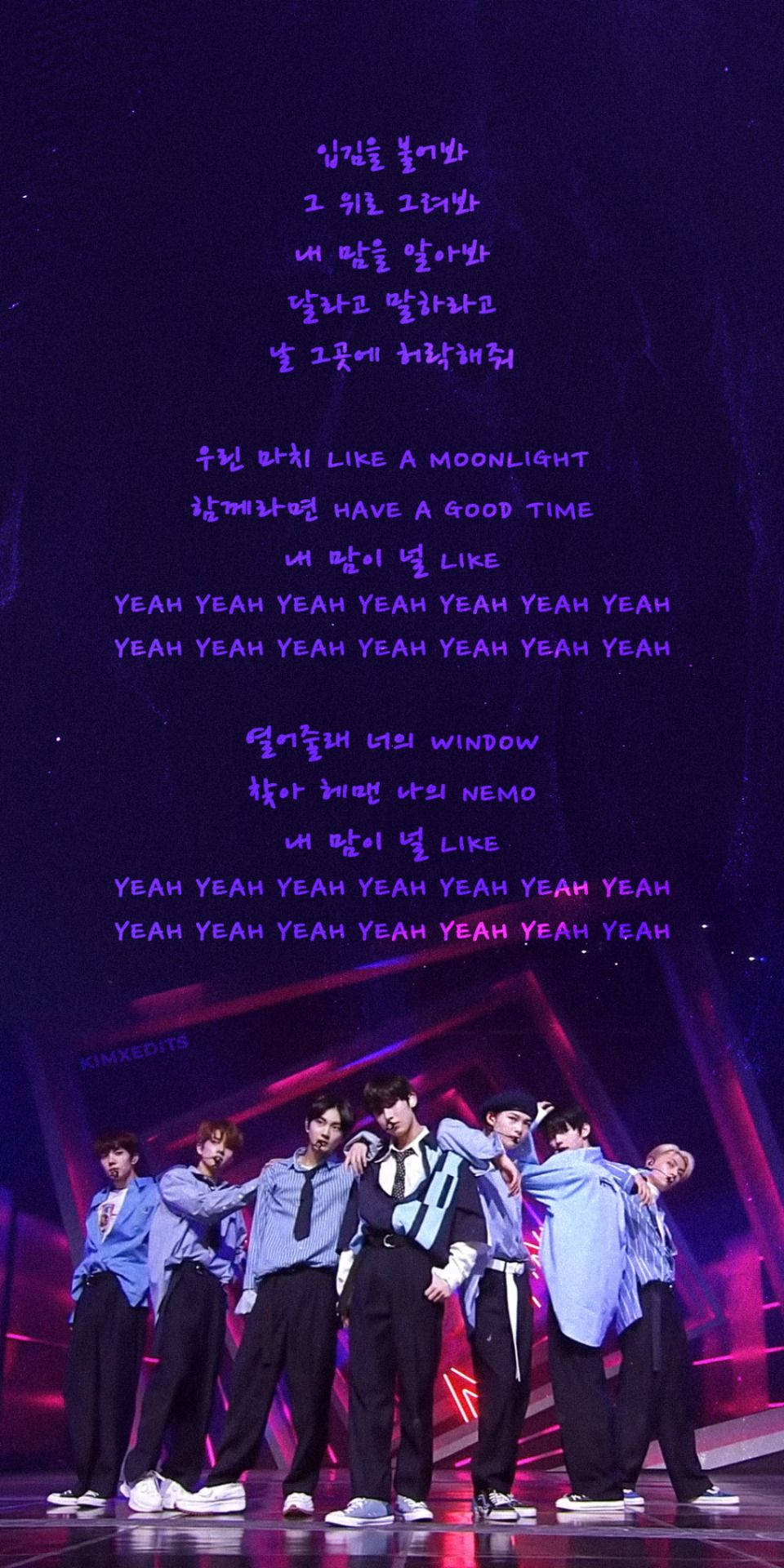 Enhypen Aesthetic 桌布 壁紙 — 七位身穿藍色套裝的男K-pop偶像在充滿活力的紫色和粉紅色燈光舞台上動態擺姿勢，韓文和英文歌詞漂浮在他們上方。