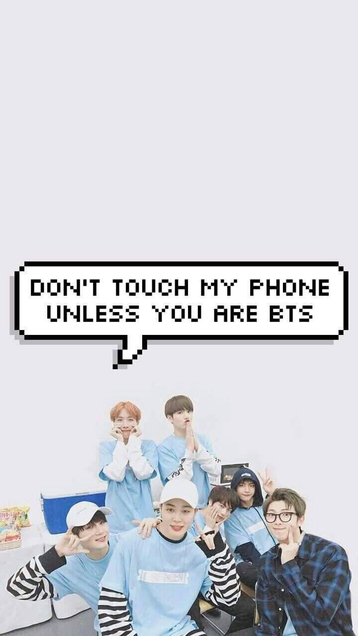 BTS 鎖定螢幕 桌布 壁紙 — 七位身穿藍色服裝的年輕男子在一個像素化的對話氣泡下頑皮地擺姿勢，氣泡上寫著「除非你是bts，否則不要碰我的手機」。