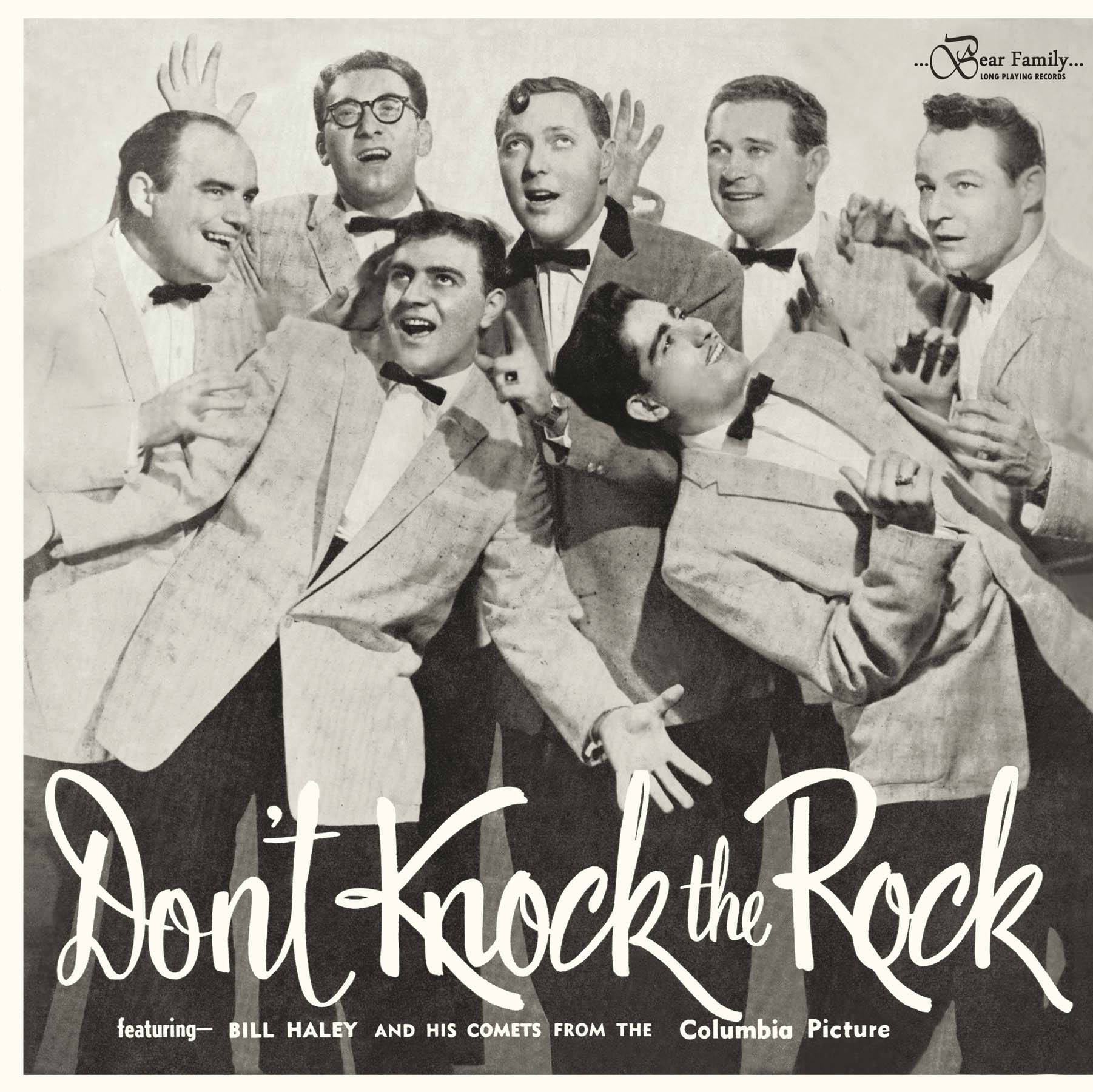 rock and roll 桌布 壁紙 — 七位身穿西裝和領結的男士為復古搖滾專輯封面充滿活力地擺姿勢。