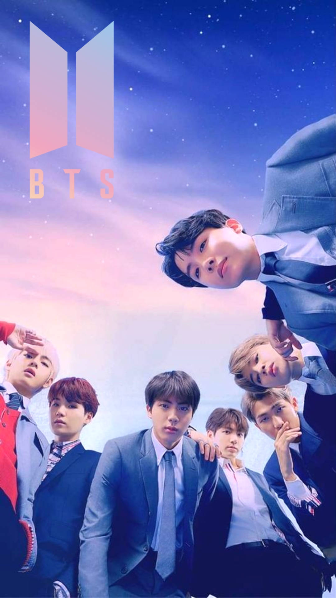BTS 鎖定螢幕 桌布 壁紙 — 七位身穿西裝的年輕男子在繁星點點的暮色天空下擺姿勢，上方閃耀著BTS標誌。
