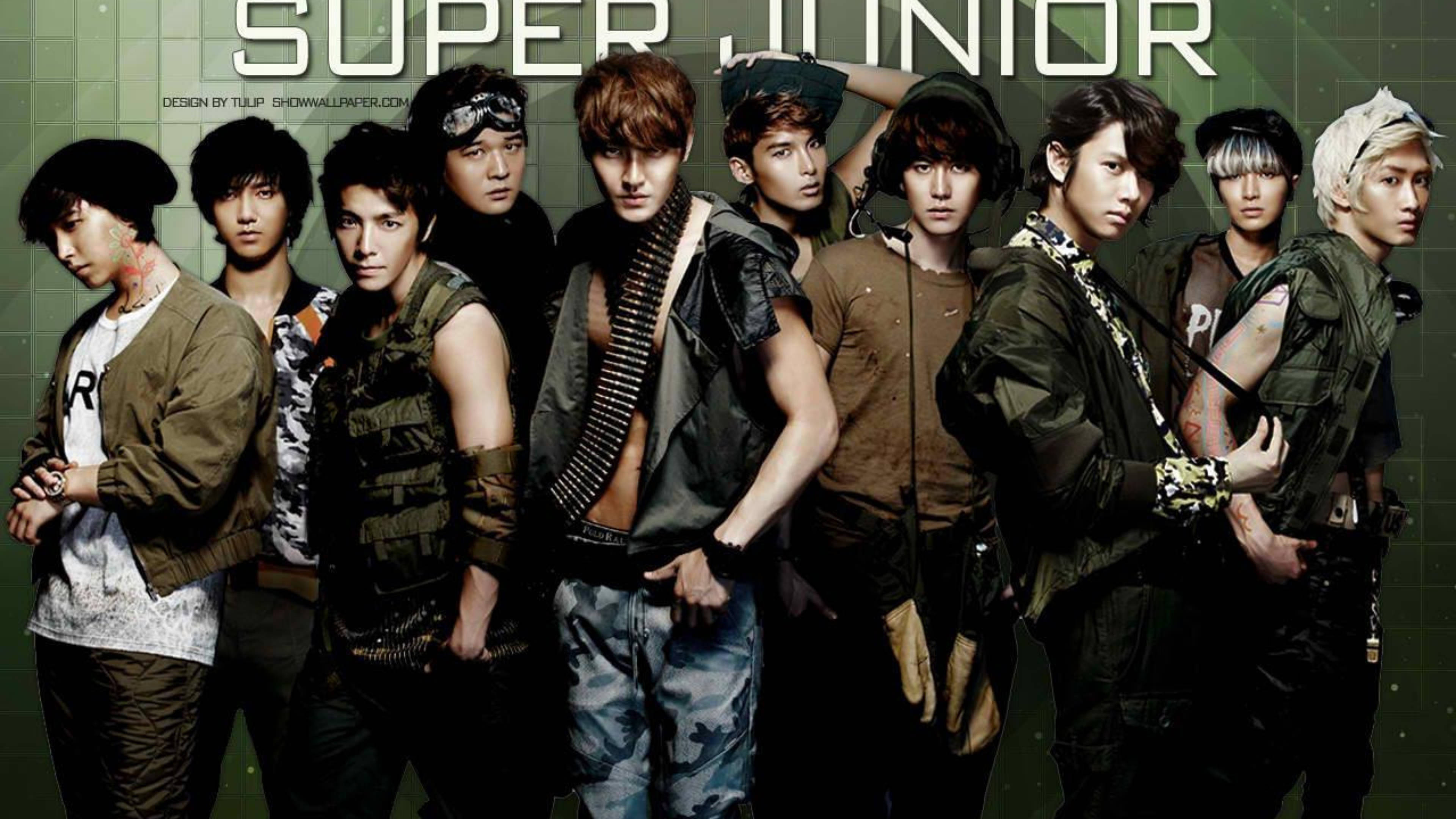 Super Junior 桌布 壁紙 — 七位身穿軍事風格服裝的男士，在綠色網格背景前自信地擺姿勢，並帶有「SUPER JUNIOR」字樣。