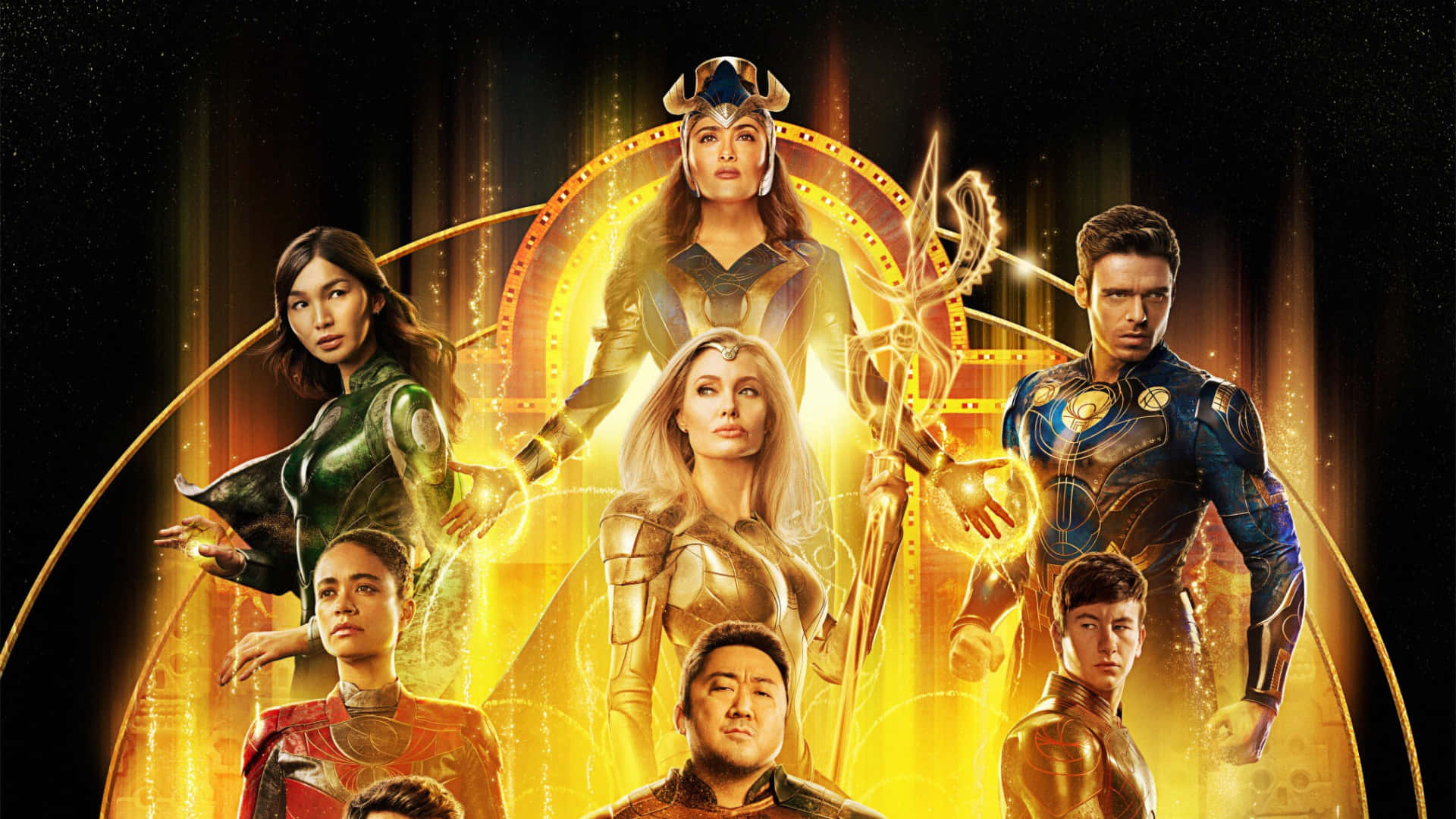 Eternals Movie 桌布 壁紙 — 七位身穿閃耀金色盔甲的超級英雄，在宇宙背景下英勇站立，伴隨著光芒四射的光效。