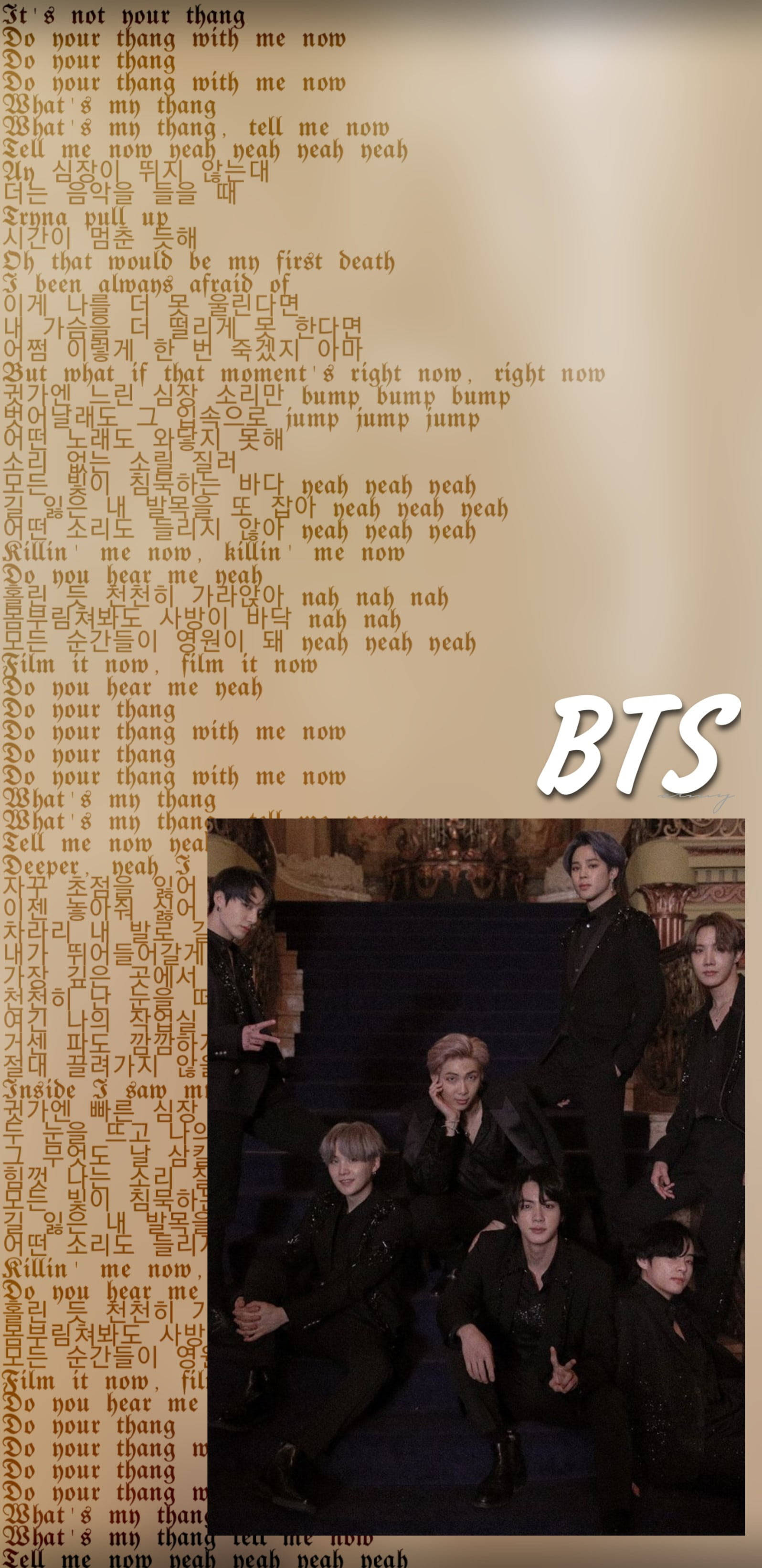 BTS 桌布 壁紙 — 七位身穿黑色服裝的BTS成員在一個充滿多種語言歌詞的金色背景前擺姿勢。