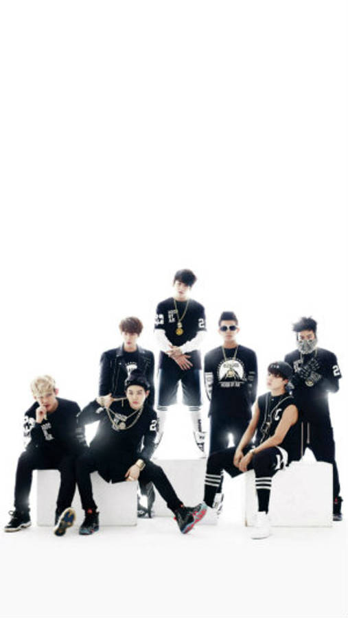 BTS 桌布 壁紙 — 七位身穿黑色服裝的時尚男士在白色方塊上自信地擺姿勢，背景為純白色。