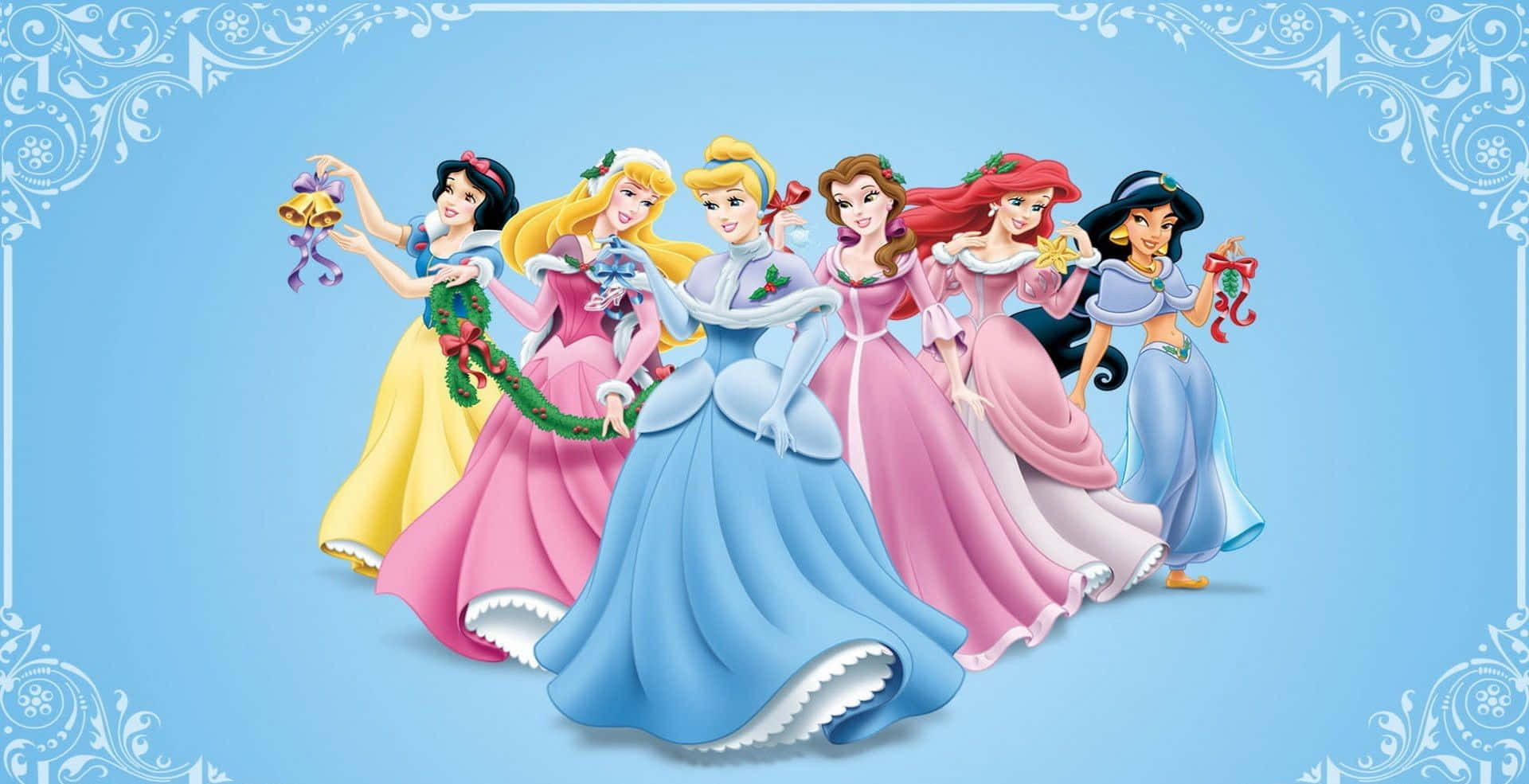 Disney Princesses 桌布 壁紙 — 七位迪士尼公主穿著節日盛裝，在淺藍色背景前歡樂擺姿勢，背景帶有華麗的白色邊框。